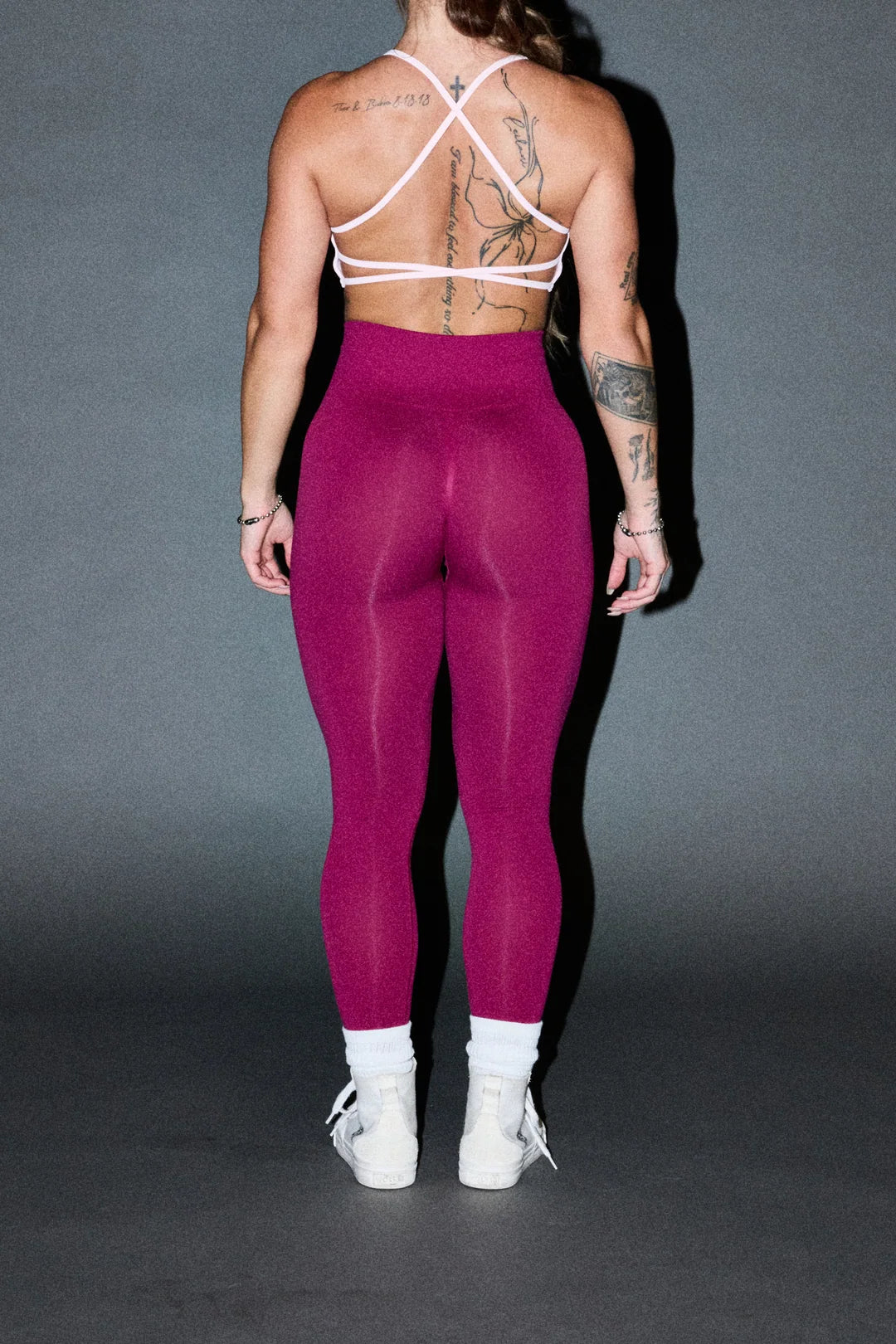 DUAL WOLF SKYLAR SOFT SEAMLESS LEGGINGS IN DEEP RASPBERRY