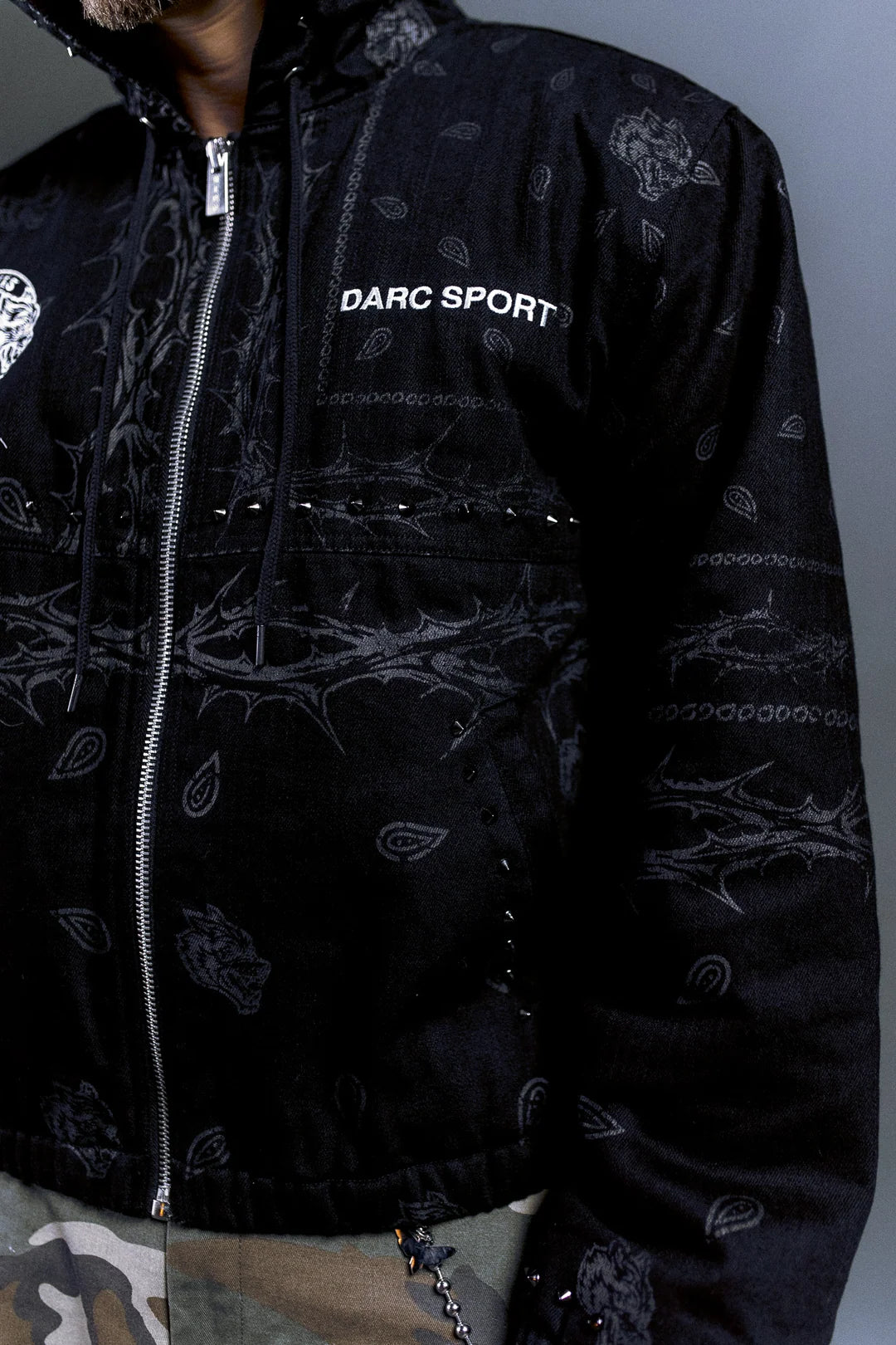 DARC SPORT WOLVES CLUB CALAWAY JACKET IN BLACK THORN PAISLEY