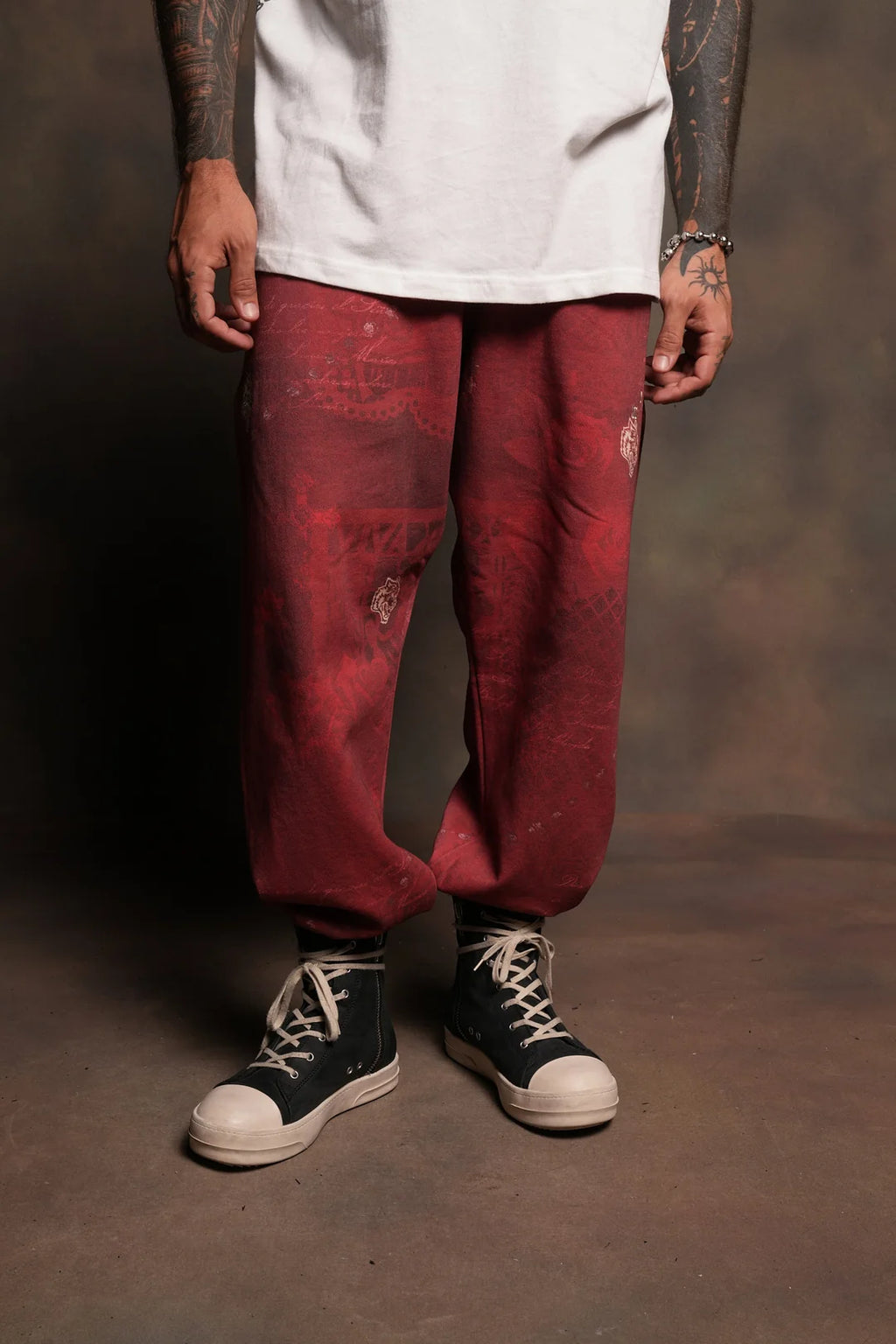 WOLVES PYRAMID LIGHTWEIGHT LOUNGER SWEAT PANTS IN ROSAS DE SANGRE