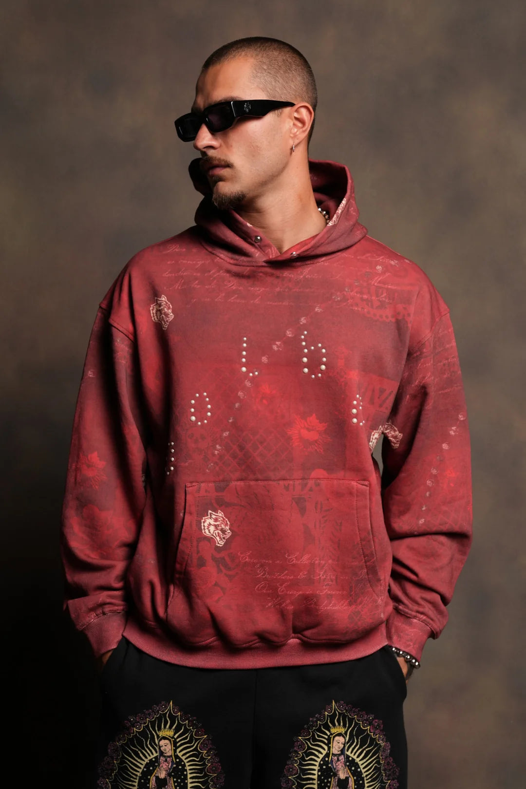 WOLVES PYRAMID PIERCE HOODIE IN ROSAS DE SANGRE