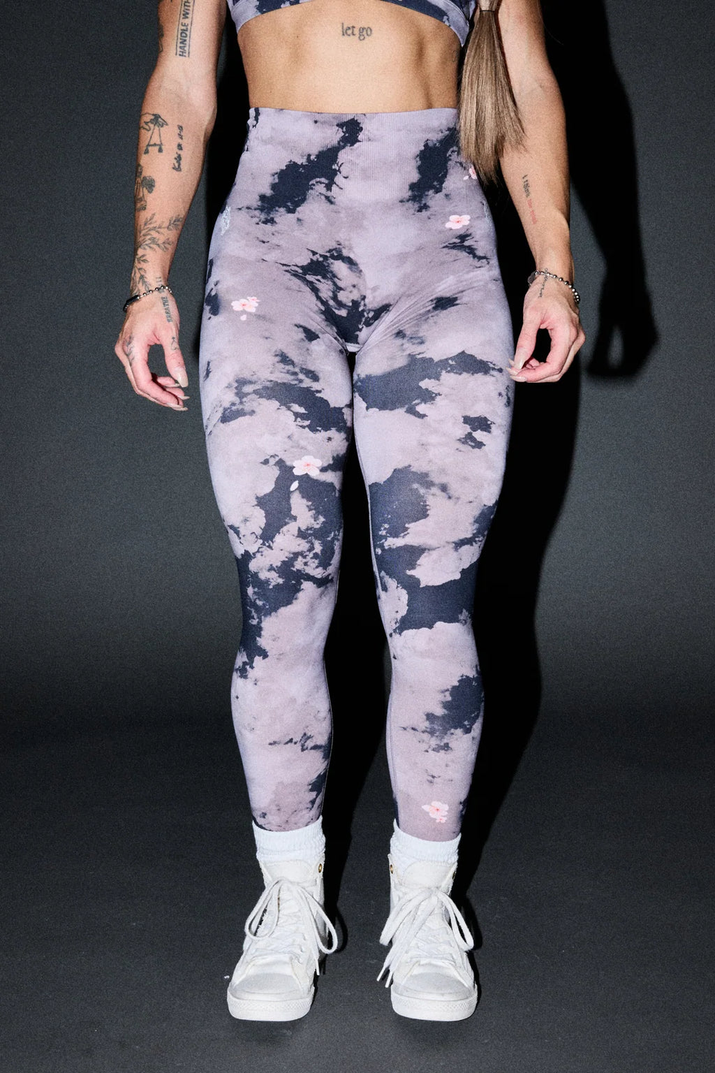 DUAL WOLF SKYLAR SOFT SEAMLESS LEGGINGS IN SAKURA ROSE TAUPE CLOUDS