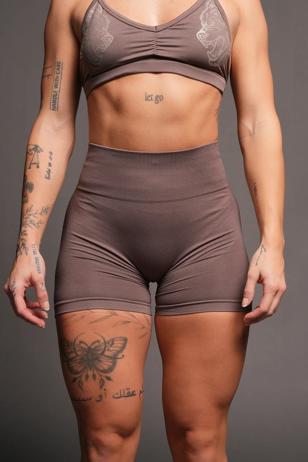 DUAL SHE WOLF SEAMLESS EVERSON TRAINING SHORTS IN MOJAVE BROWN