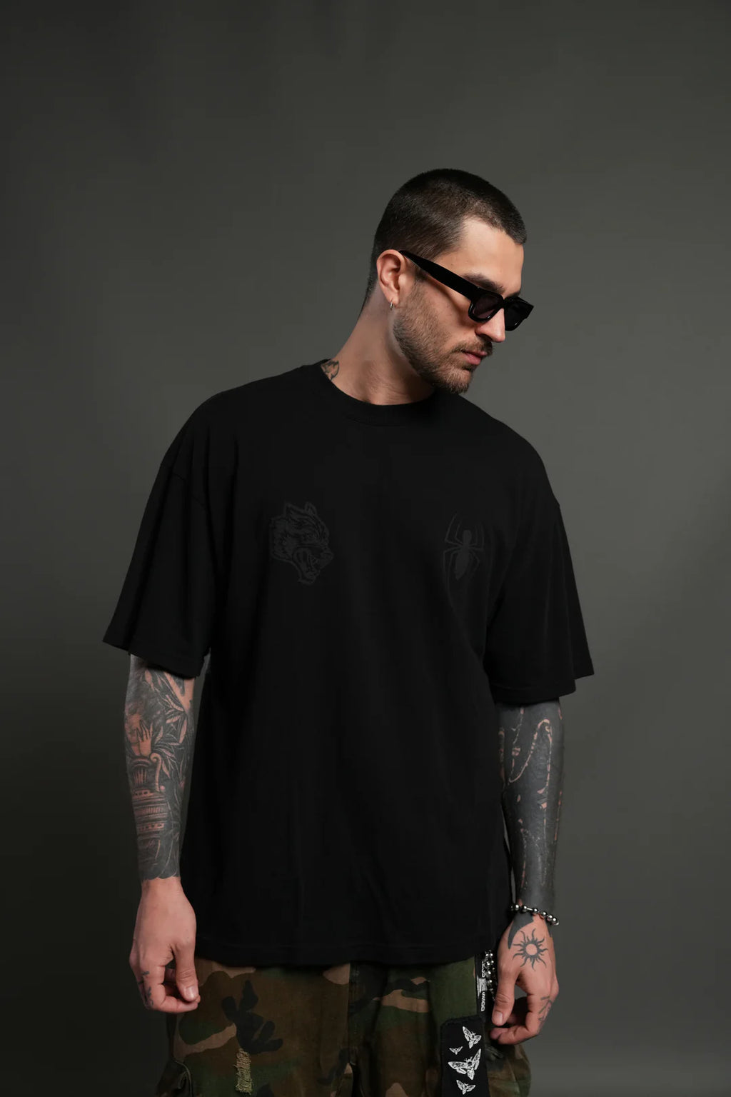 WEBS AND SHADOWS PREMIUM OVERSIZED TEE IN BLACK