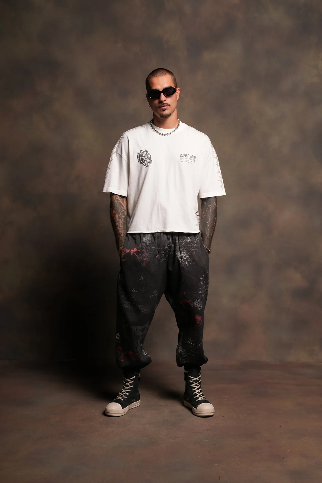 WOLVES PYRAMID LIGHTWEIGHT LOUNGER SWEAT PANTS IN ROSAS DEL CORAZON
