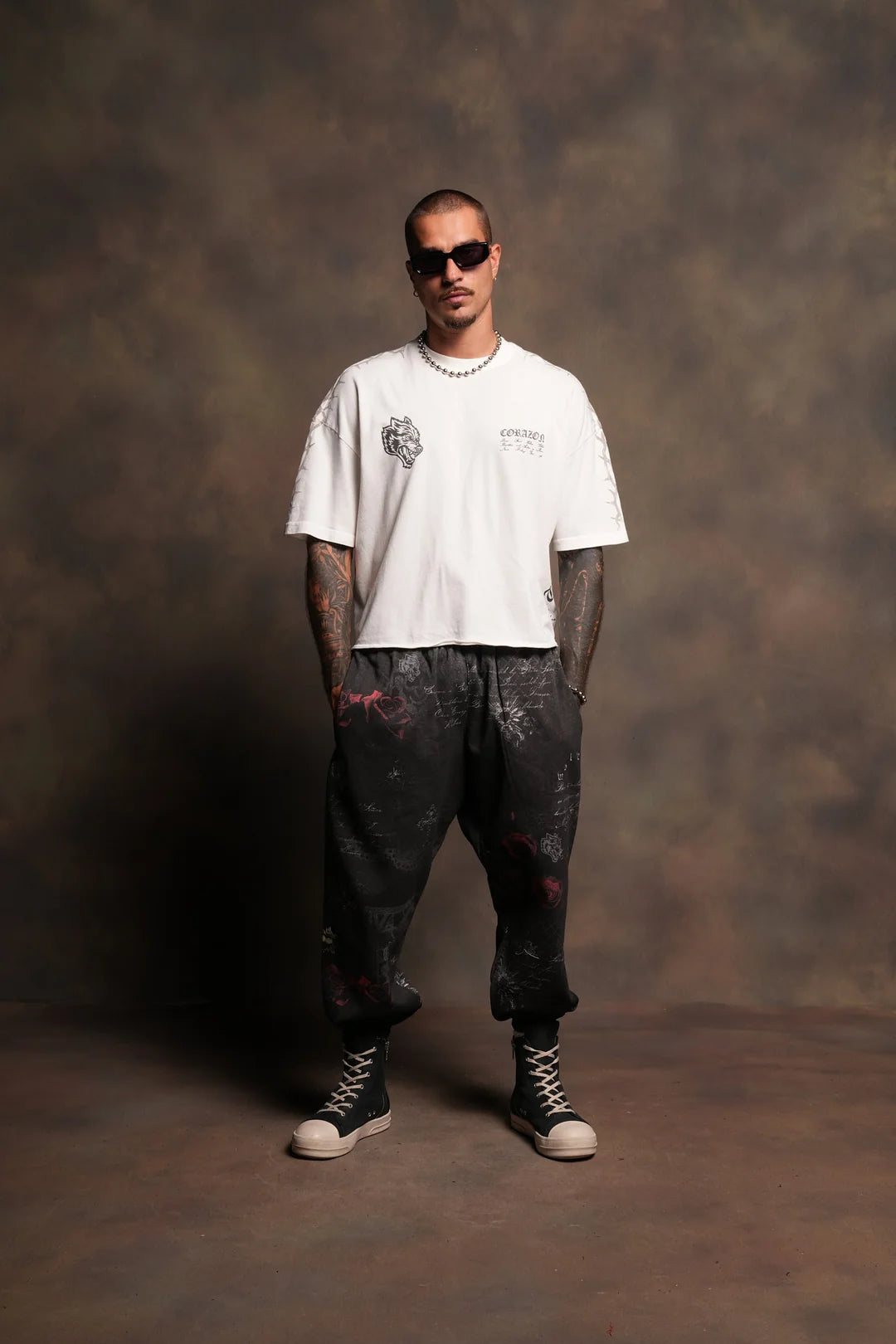 WOLVES PYRAMID LIGHTWEIGHT LOUNGER SWEAT PANTS IN ROSAS DEL CORAZON
