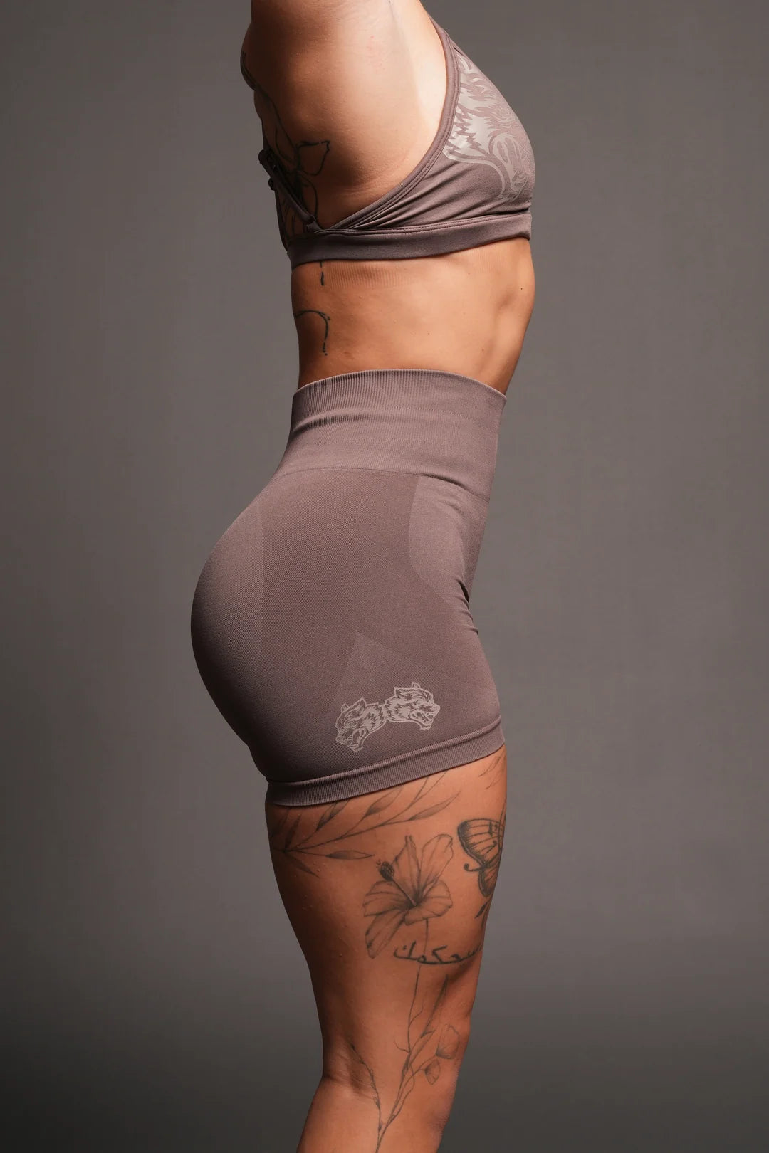 DUAL SHE WOLF SEAMLESS EVERSON TRAINING SHORTS IN MOJAVE BROWN