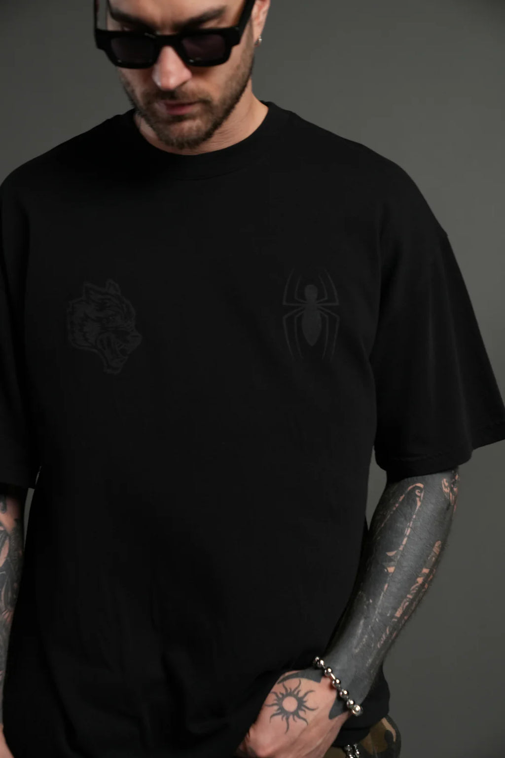 WEBS AND SHADOWS PREMIUM OVERSIZED TEE IN BLACK