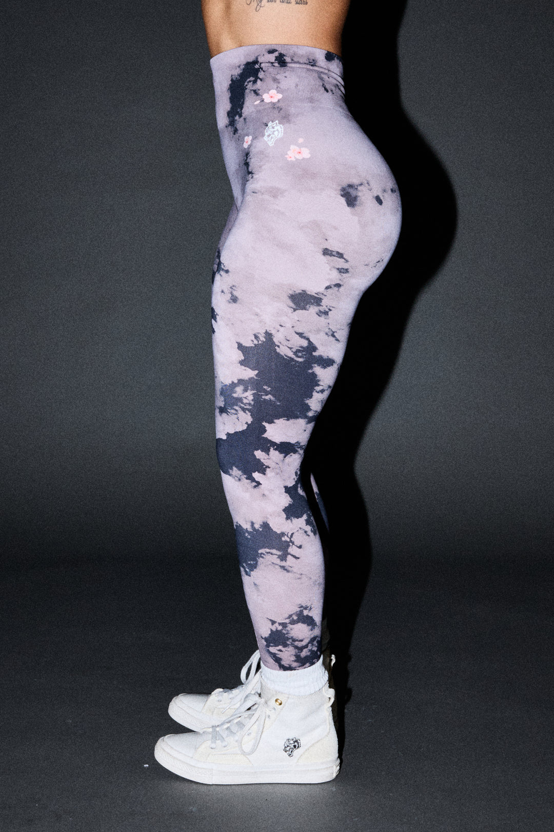 DUAL WOLF SKYLAR SOFT SEAMLESS LEGGINGS IN SAKURA ROSE TAUPE CLOUDS