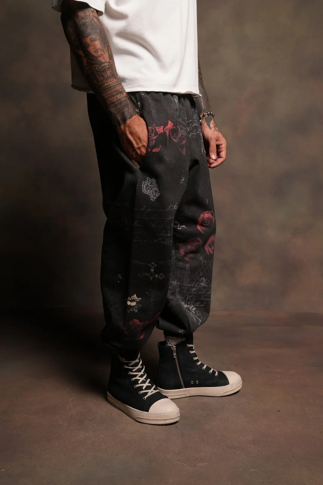 WOLVES PYRAMID LIGHTWEIGHT LOUNGER SWEAT PANTS IN ROSAS DEL CORAZON