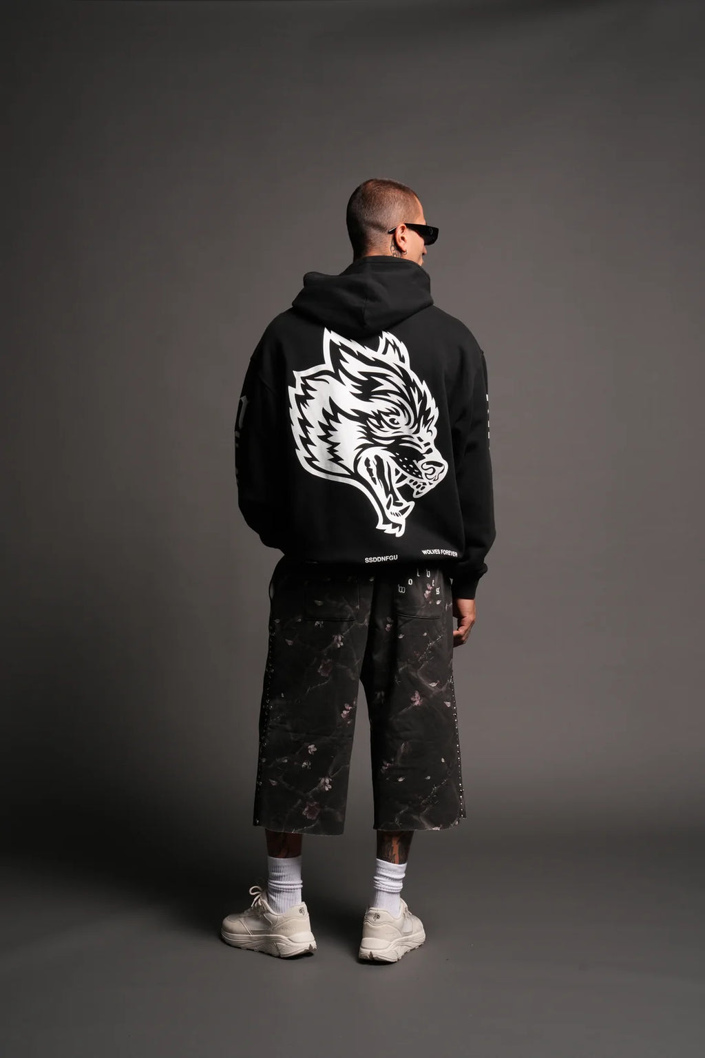 BIG WOLF HEAD PIERCE HOODIE IN BLACK