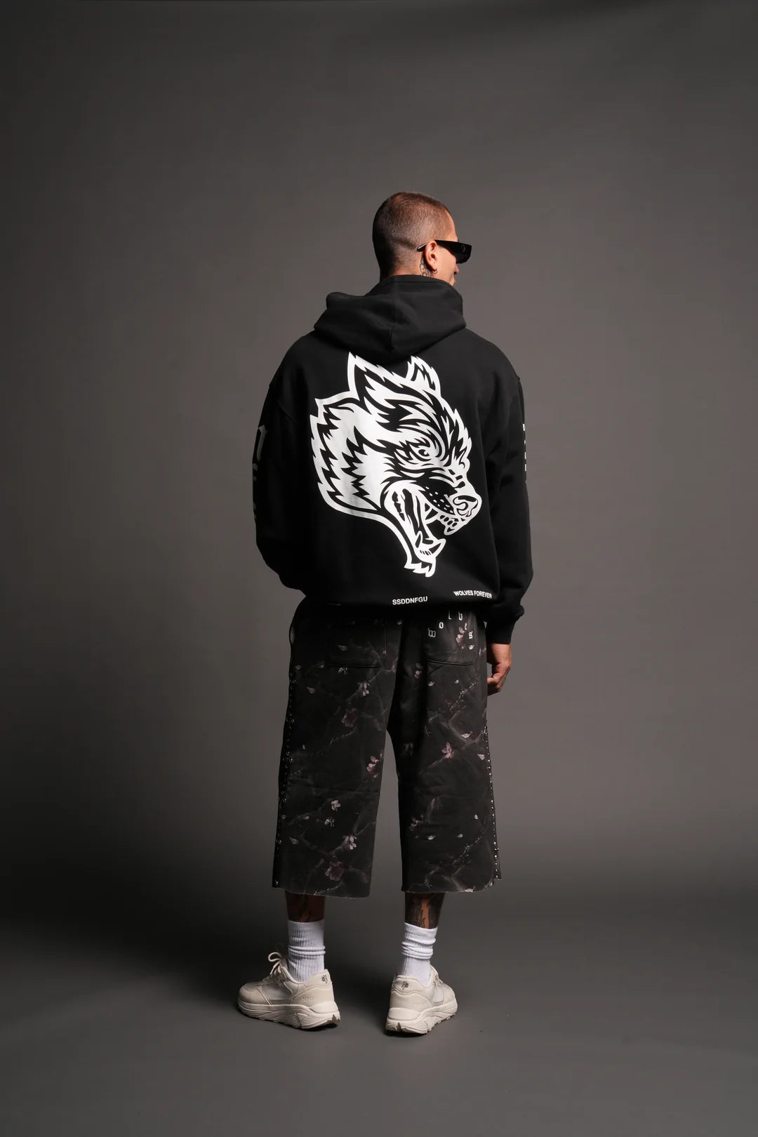 BIG WOLF HEAD PIERCE HOODIE IN BLACK