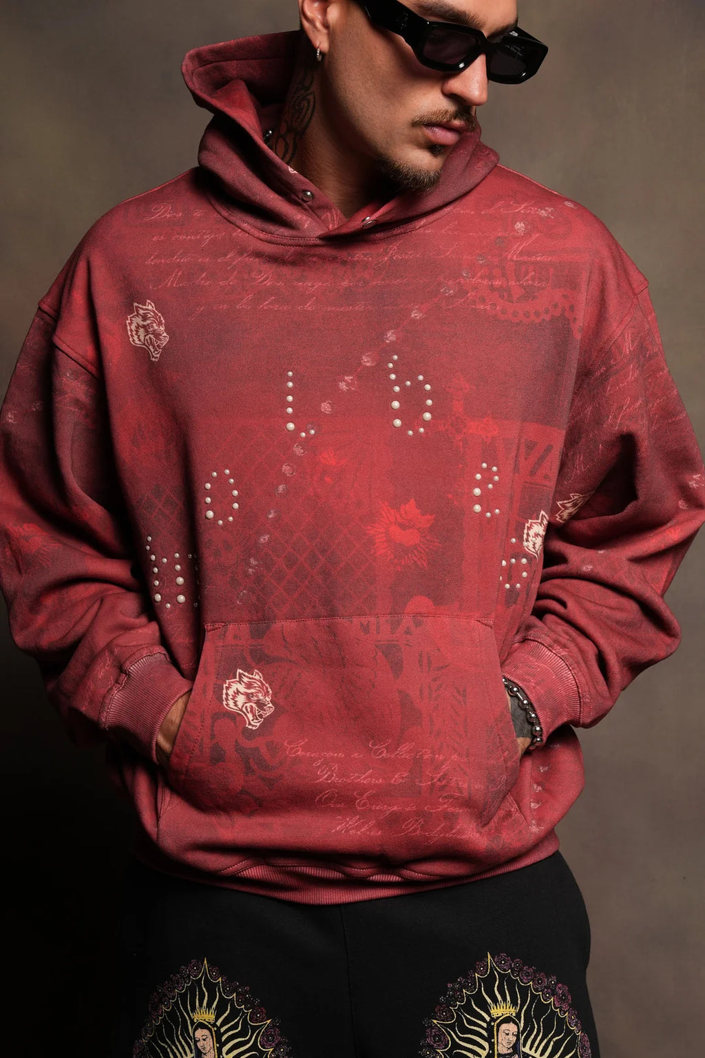 WOLVES PYRAMID PIERCE HOODIE IN ROSAS DE SANGRE