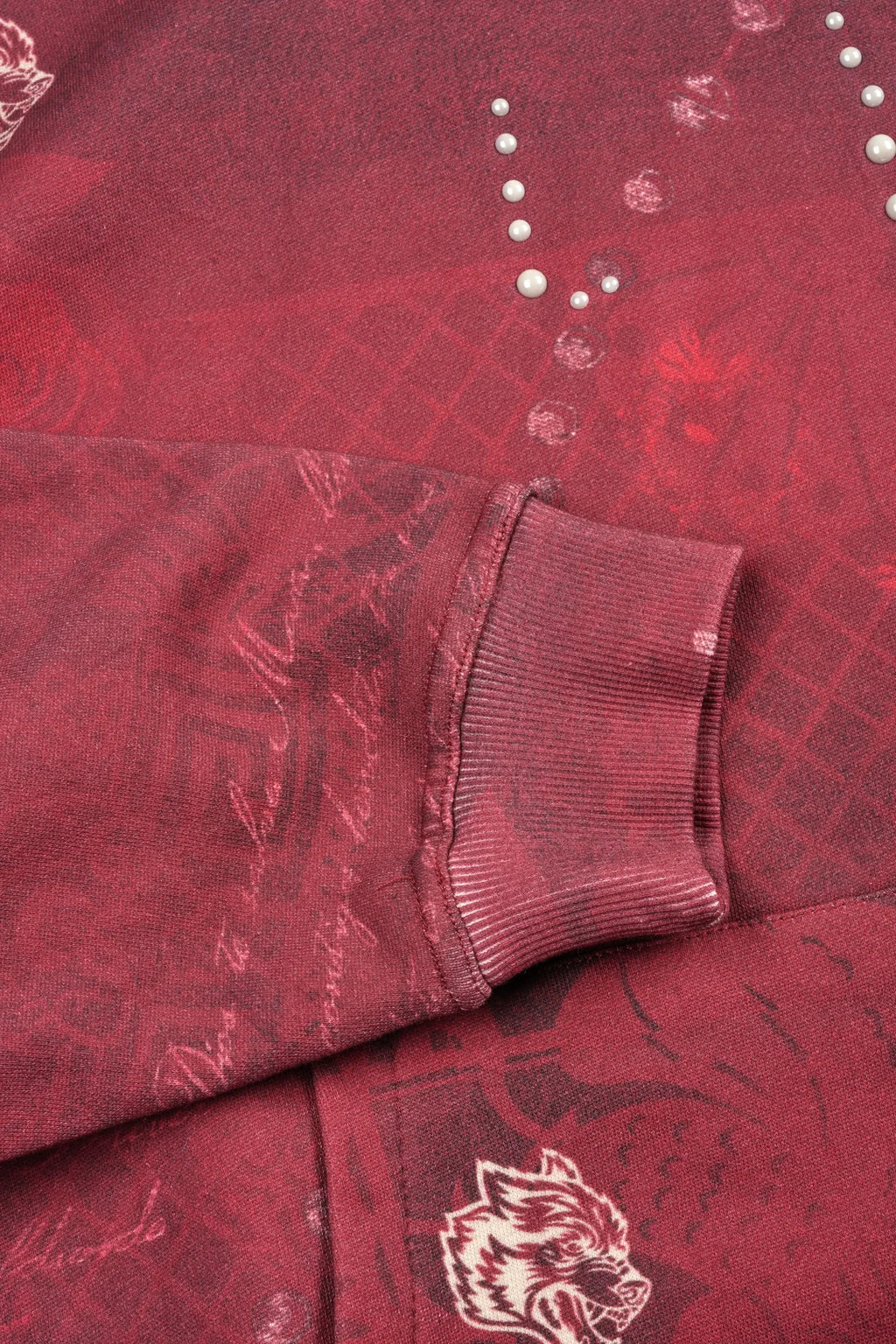 WOLVES PYRAMID PIERCE HOODIE IN ROSAS DE SANGRE