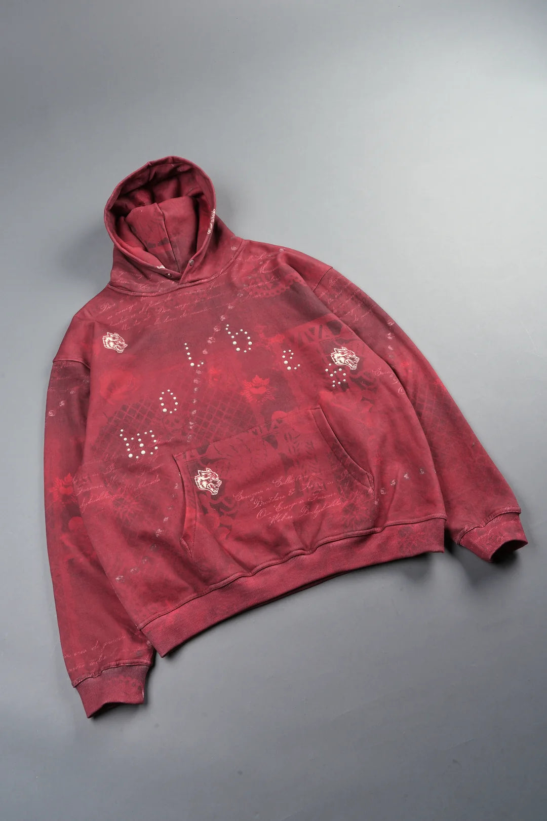 WOLVES PYRAMID PIERCE HOODIE IN ROSAS DE SANGRE