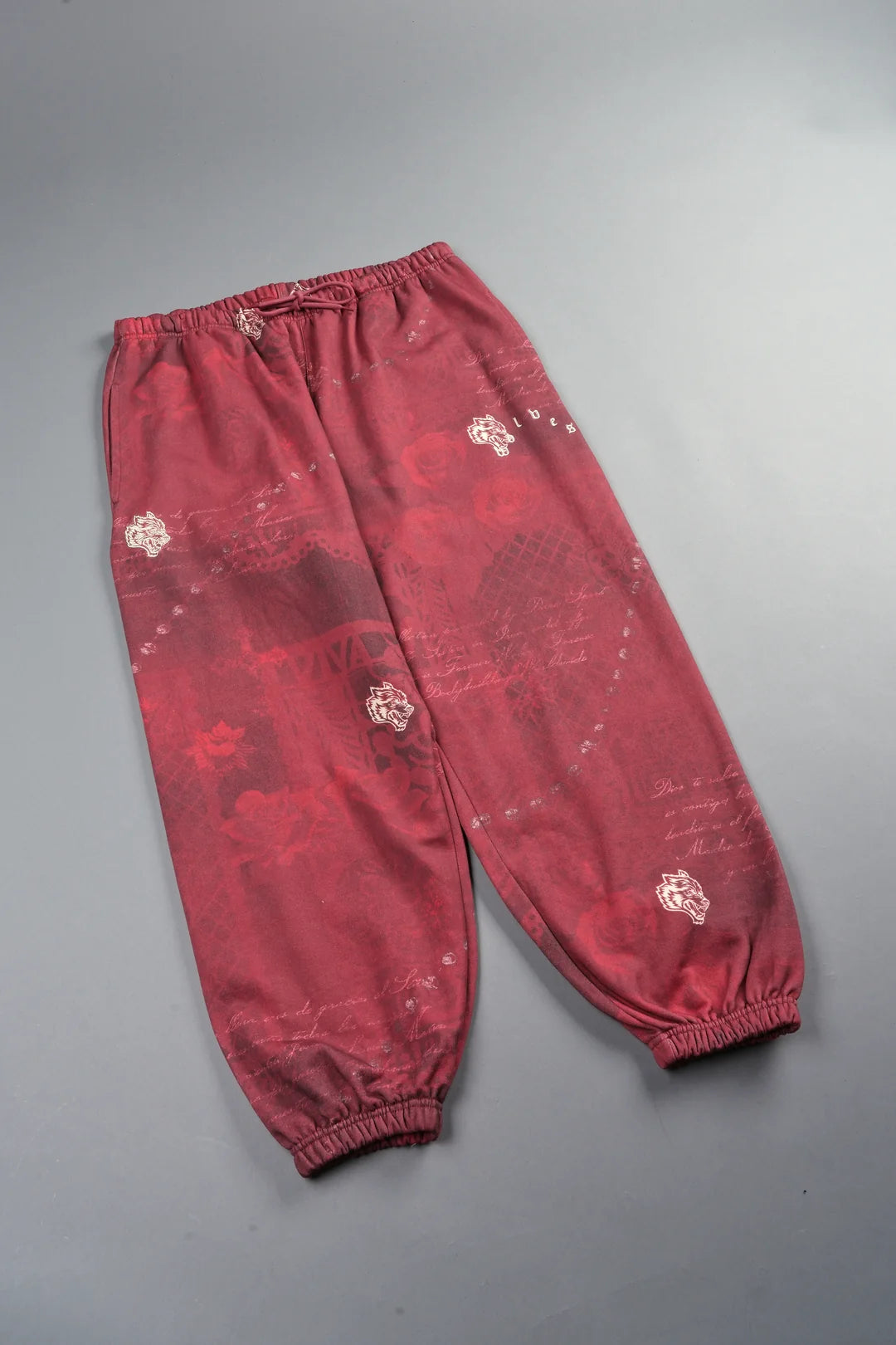 WOLVES PYRAMID LIGHTWEIGHT LOUNGER SWEAT PANTS IN ROSAS DE SANGRE