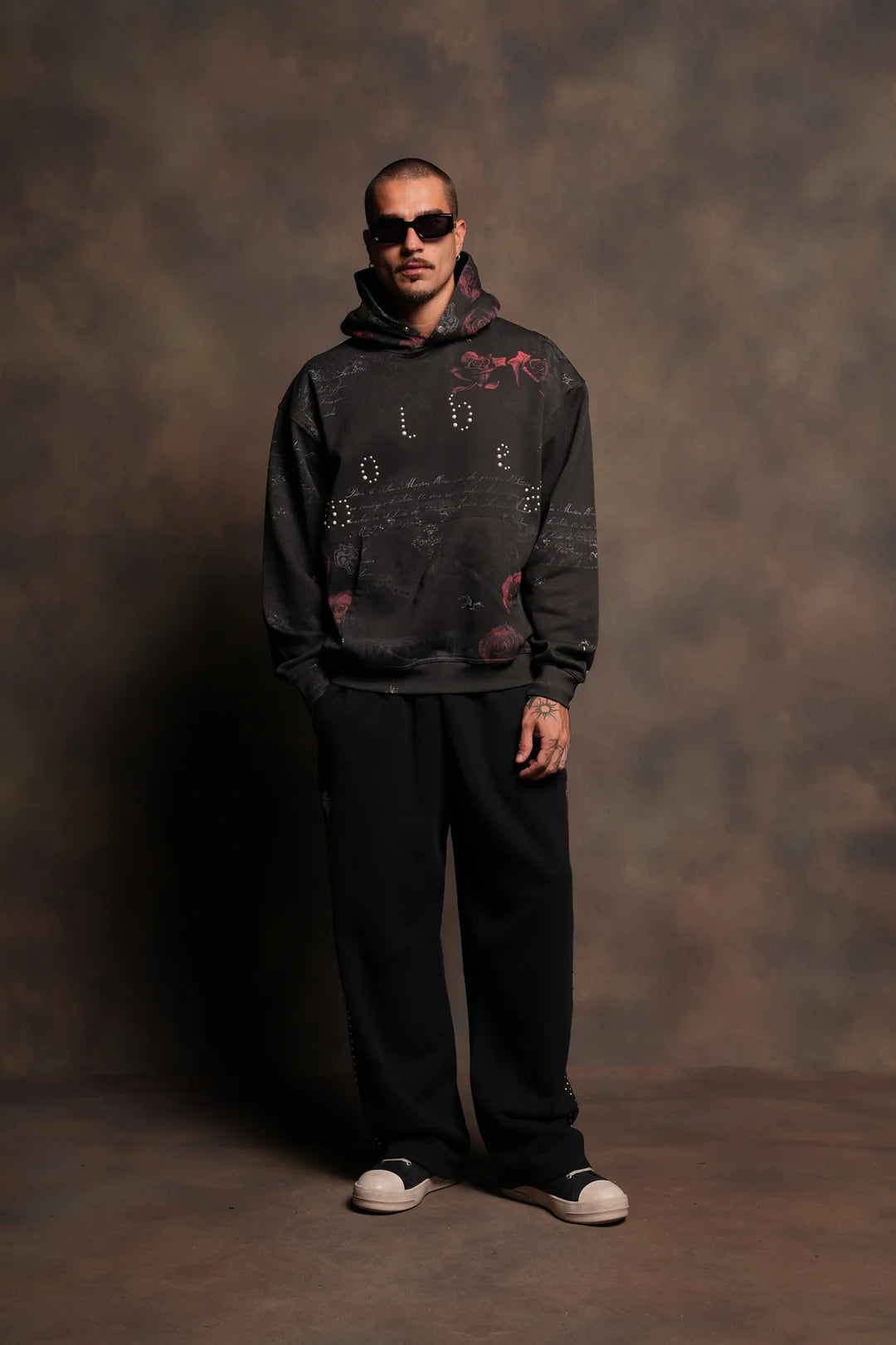 WOLVES PYRAMID PIERCE HOODIE IN ROSAS DEL CORAZON