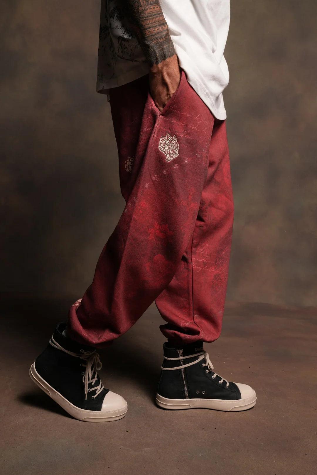 WOLVES PYRAMID LIGHTWEIGHT LOUNGER SWEAT PANTS IN ROSAS DE SANGRE