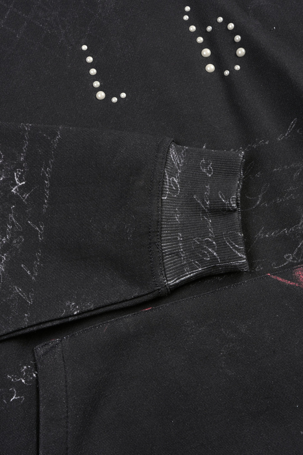 WOLVES PYRAMID PIERCE HOODIE IN ROSAS DEL CORAZON