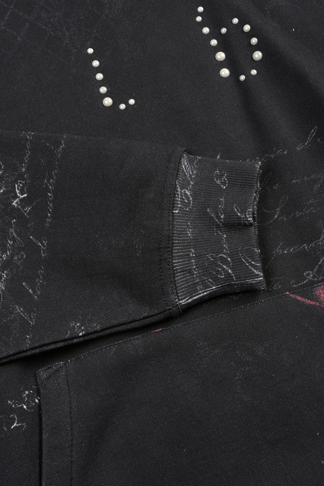 WOLVES PYRAMID PIERCE HOODIE IN ROSAS DEL CORAZON