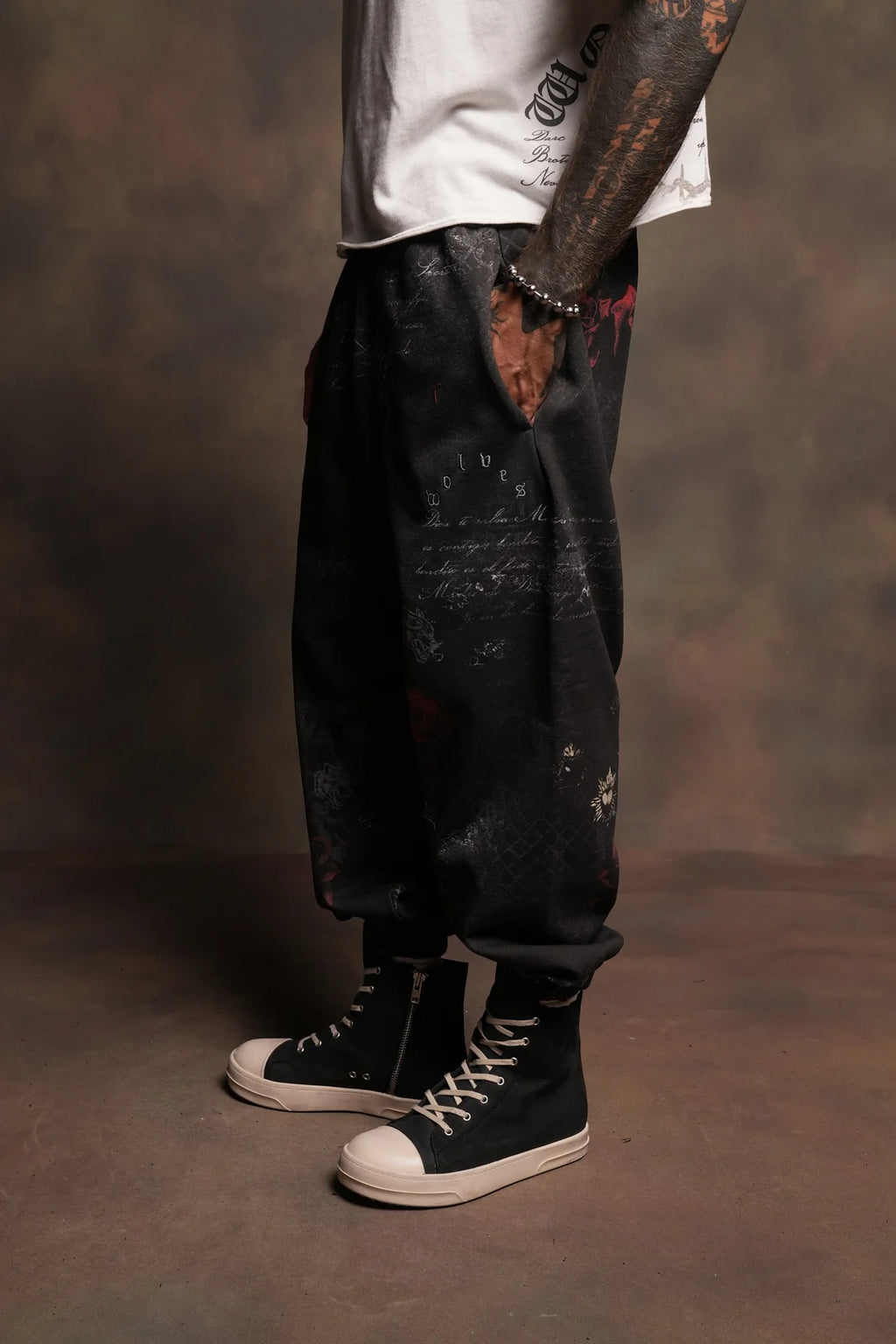 WOLVES PYRAMID LIGHTWEIGHT LOUNGER SWEAT PANTS IN ROSAS DEL CORAZON