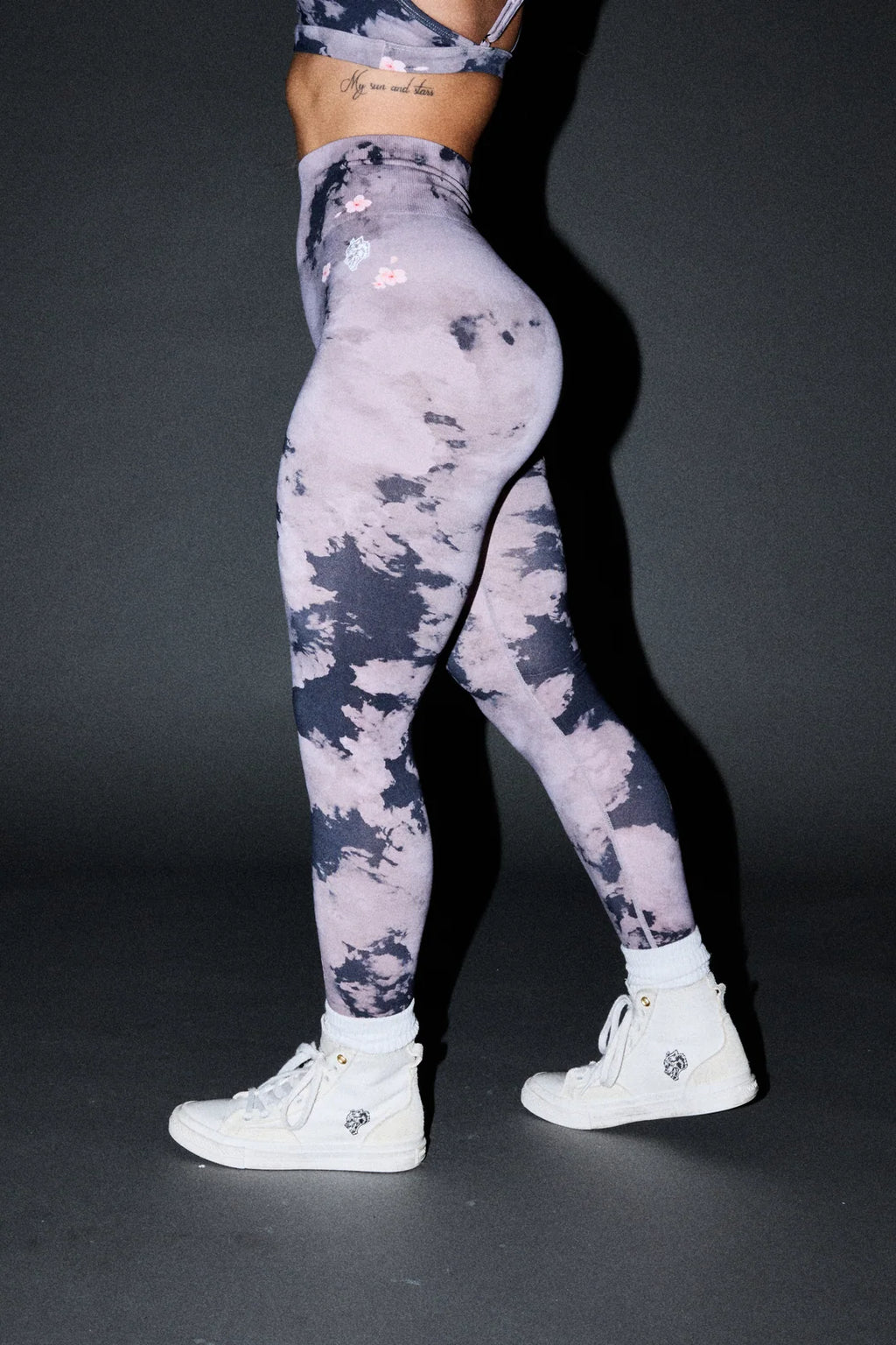 DUAL WOLF SKYLAR SOFT SEAMLESS LEGGINGS IN SAKURA ROSE TAUPE CLOUDS