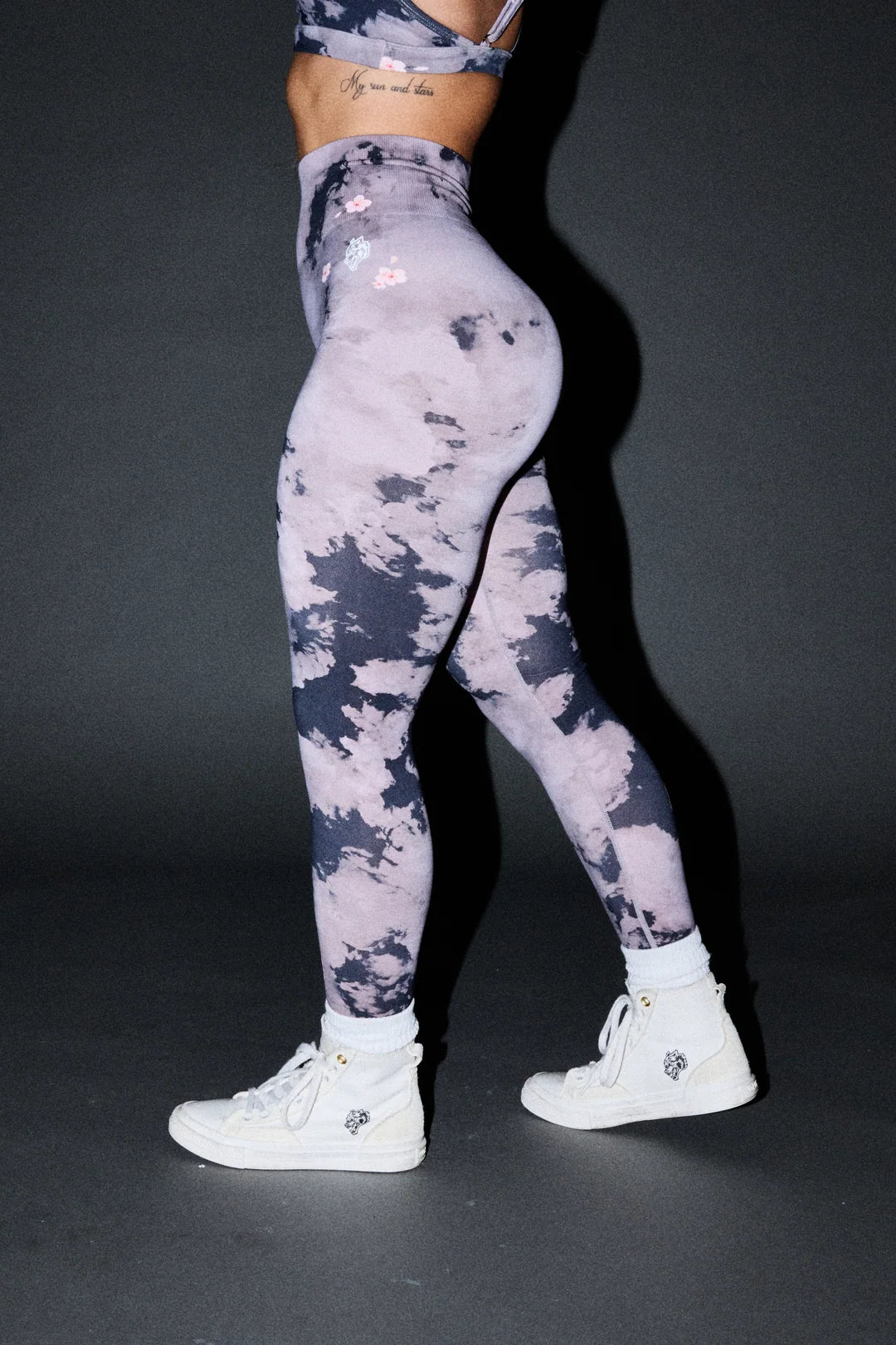 DUAL WOLF SKYLAR SOFT SEAMLESS LEGGINGS IN SAKURA ROSE TAUPE CLOUDS