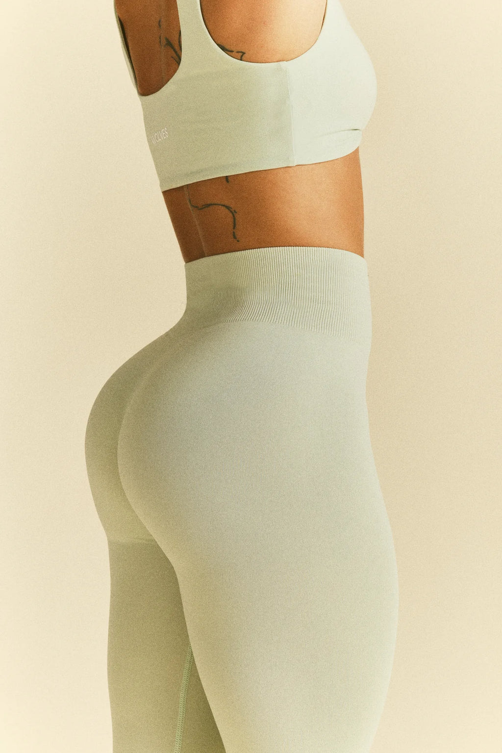 FOREVER MARK "SKYLAR" SOFT SEAMLESS LEGGINGS IN HONEYDEW