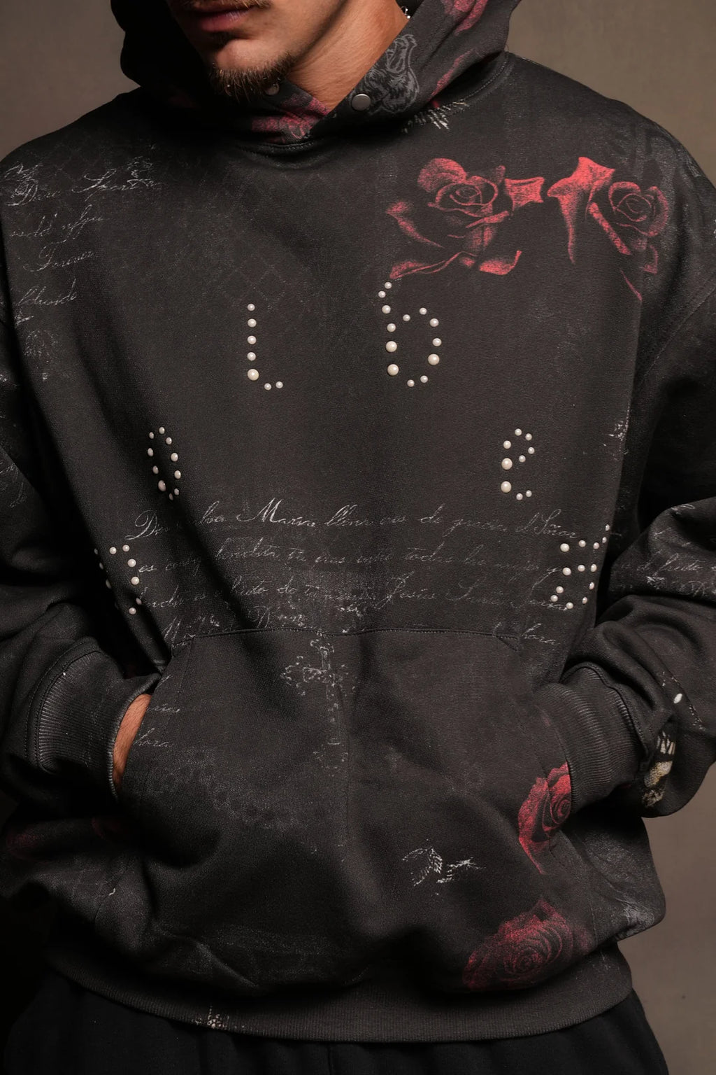 WOLVES PYRAMID PIERCE HOODIE IN ROSAS DEL CORAZON