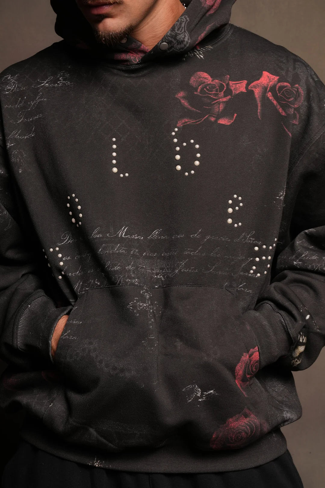 WOLVES PYRAMID PIERCE HOODIE IN ROSAS DEL CORAZON