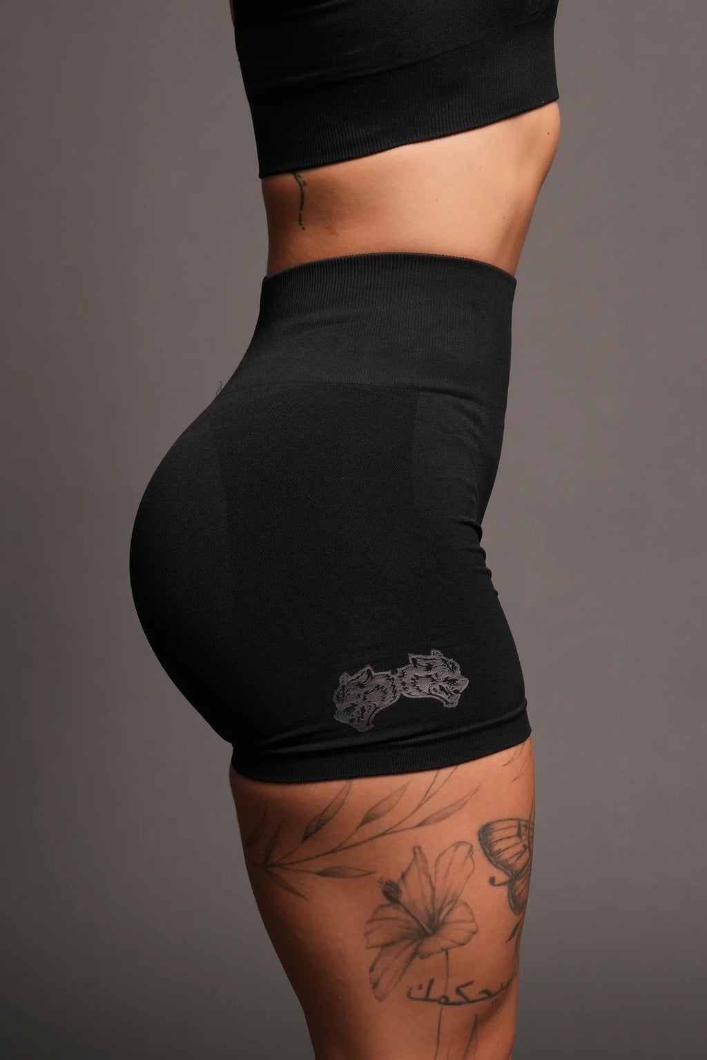 DUAL SHE WOLF SEAMLESS EVERSON TRAINING SHORTS IN BLACK