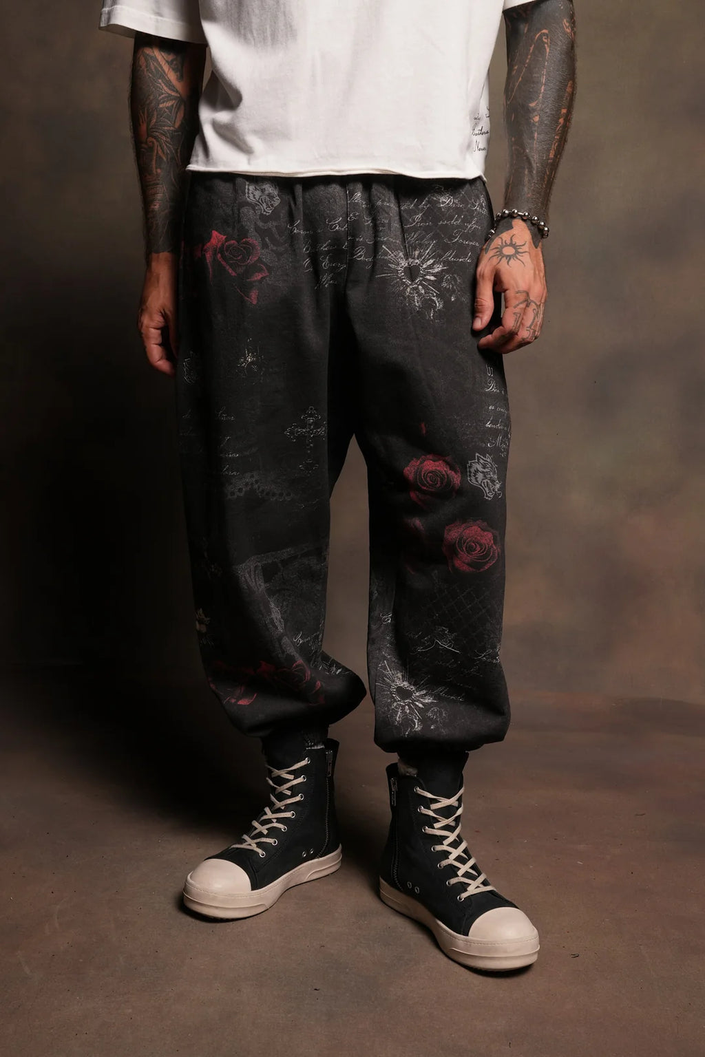 WOLVES PYRAMID LIGHTWEIGHT LOUNGER SWEAT PANTS IN ROSAS DEL CORAZON