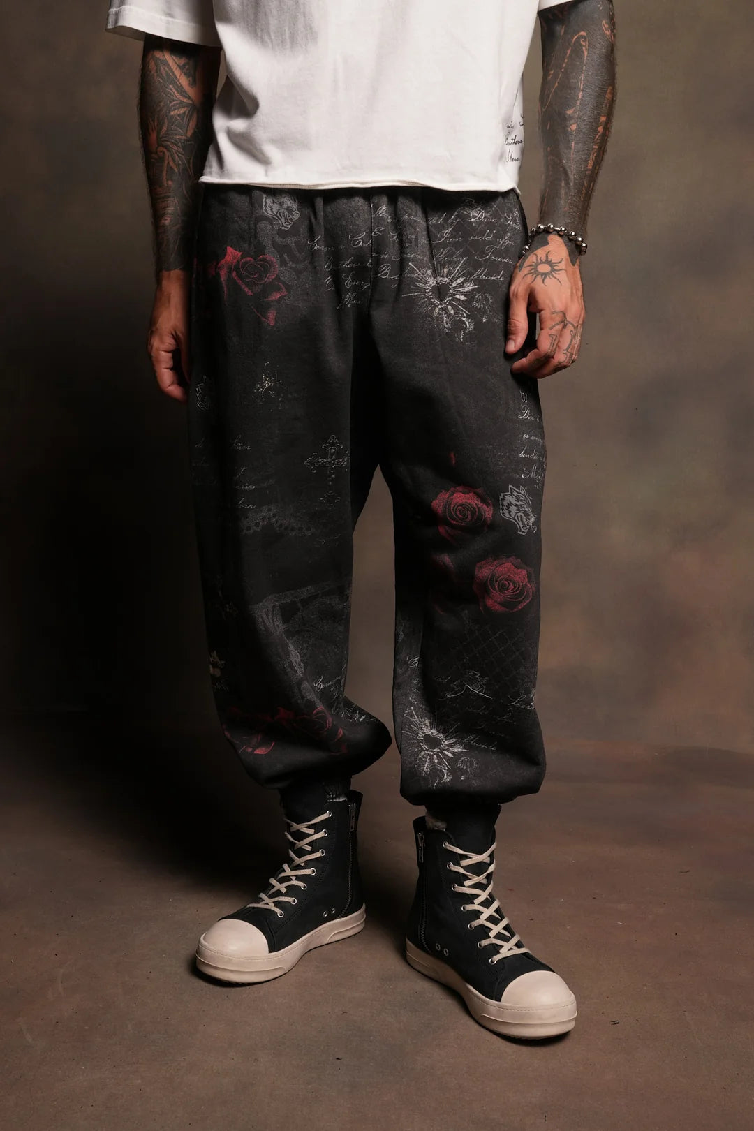 WOLVES PYRAMID LIGHTWEIGHT LOUNGER SWEAT PANTS IN ROSAS DEL CORAZON