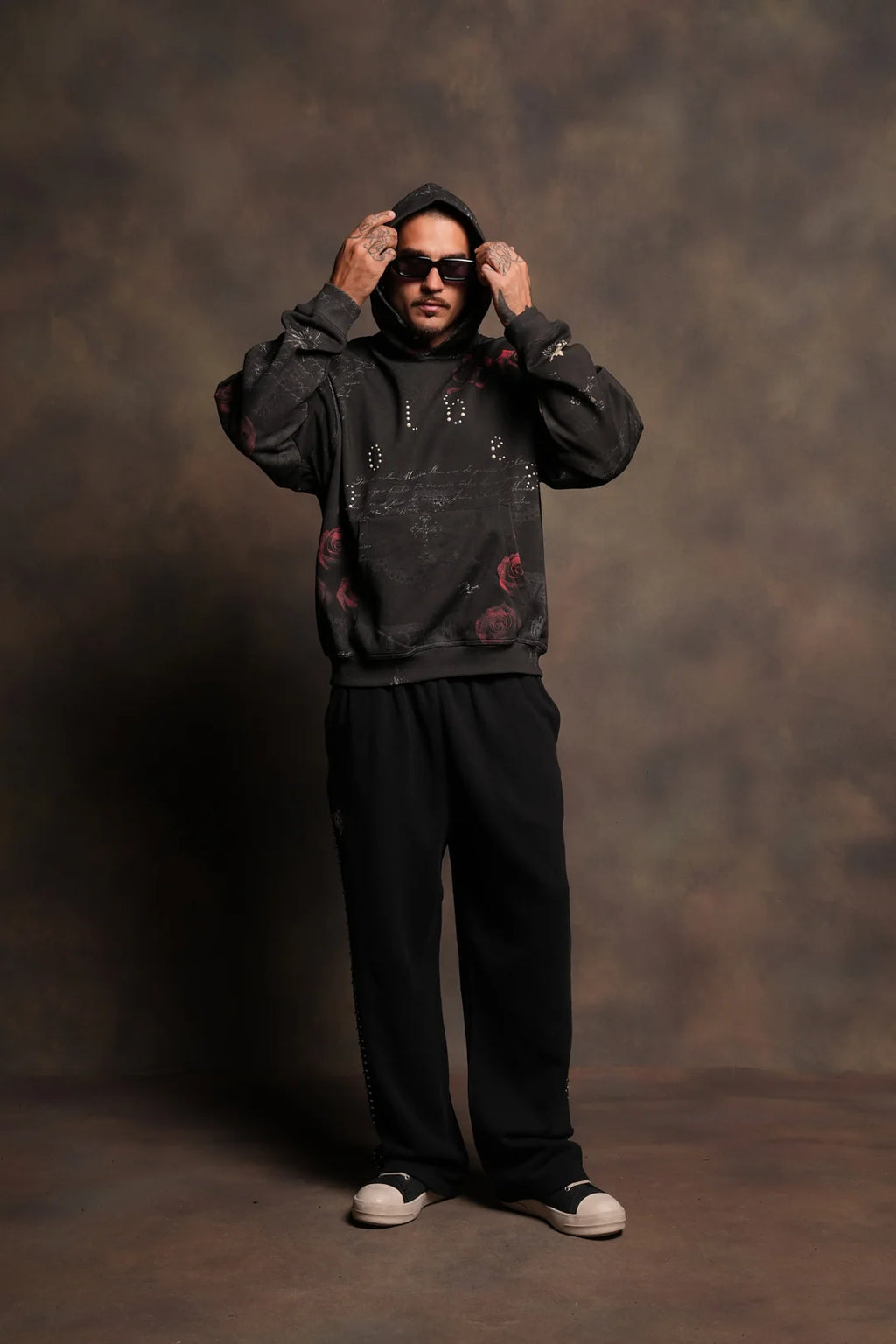 WOLVES PYRAMID PIERCE HOODIE IN ROSAS DEL CORAZON