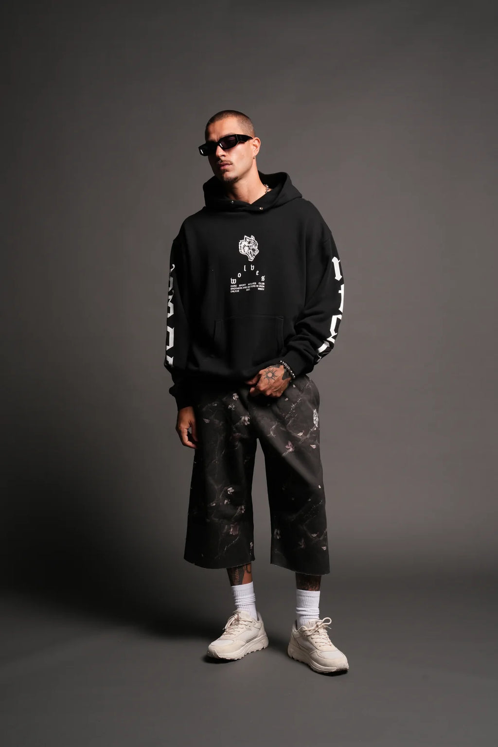 BIG WOLF HEAD PIERCE HOODIE IN BLACK