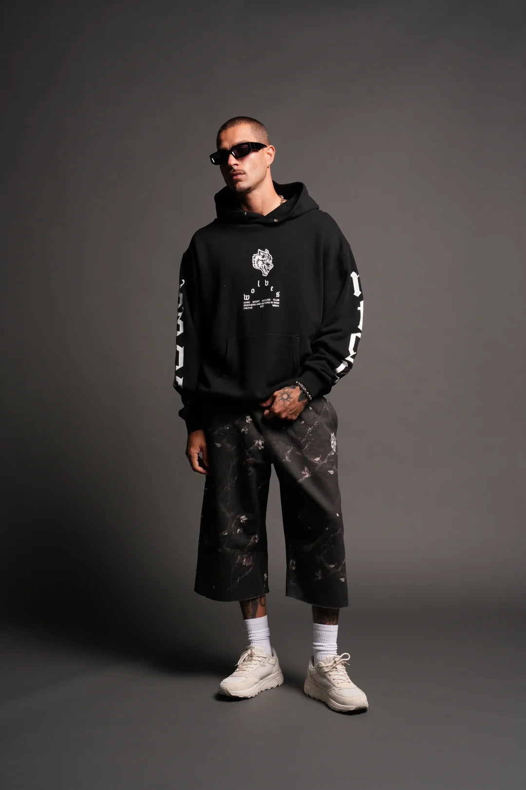 BIG WOLF HEAD PIERCE HOODIE IN BLACK