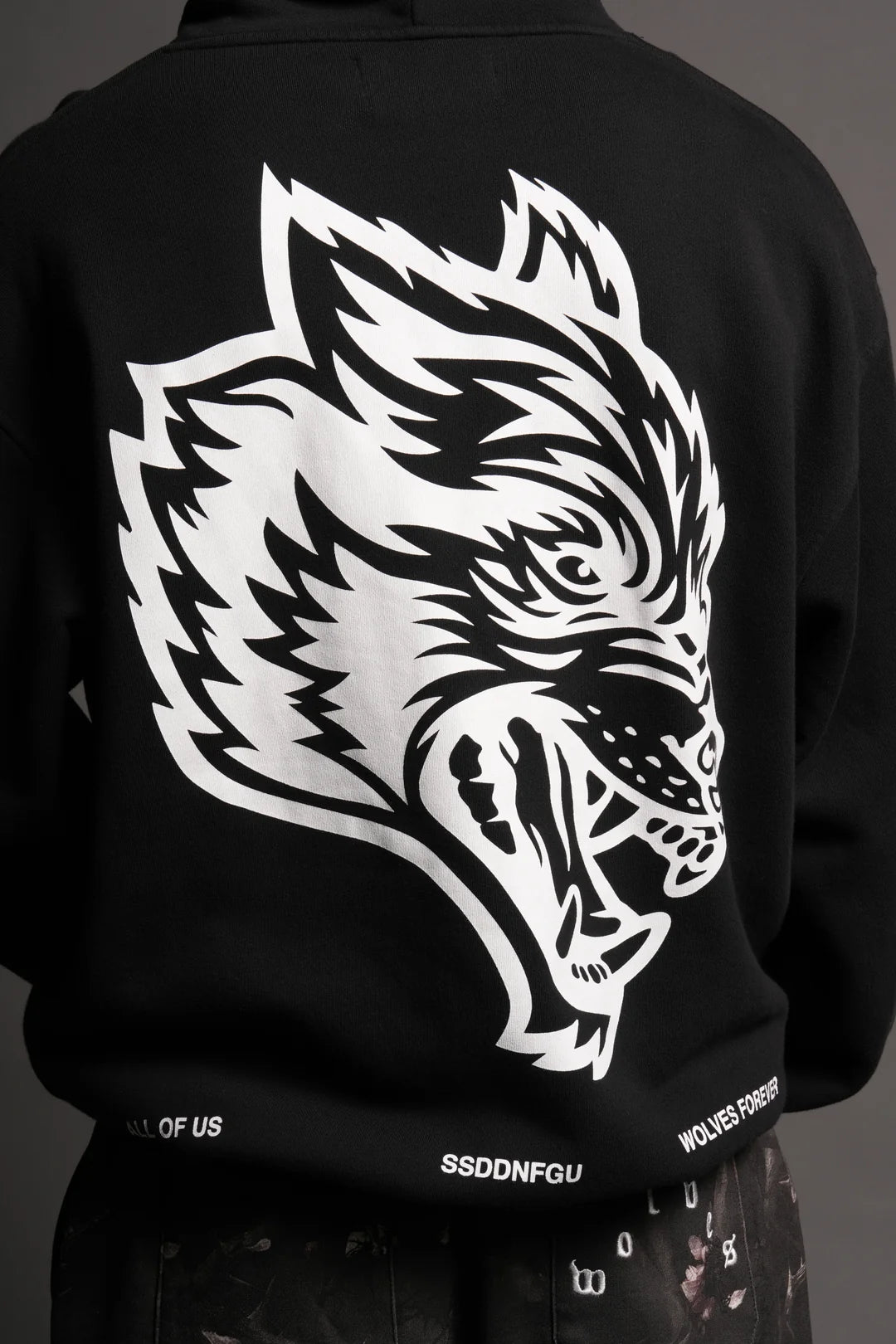 BIG WOLF HEAD PIERCE HOODIE IN BLACK