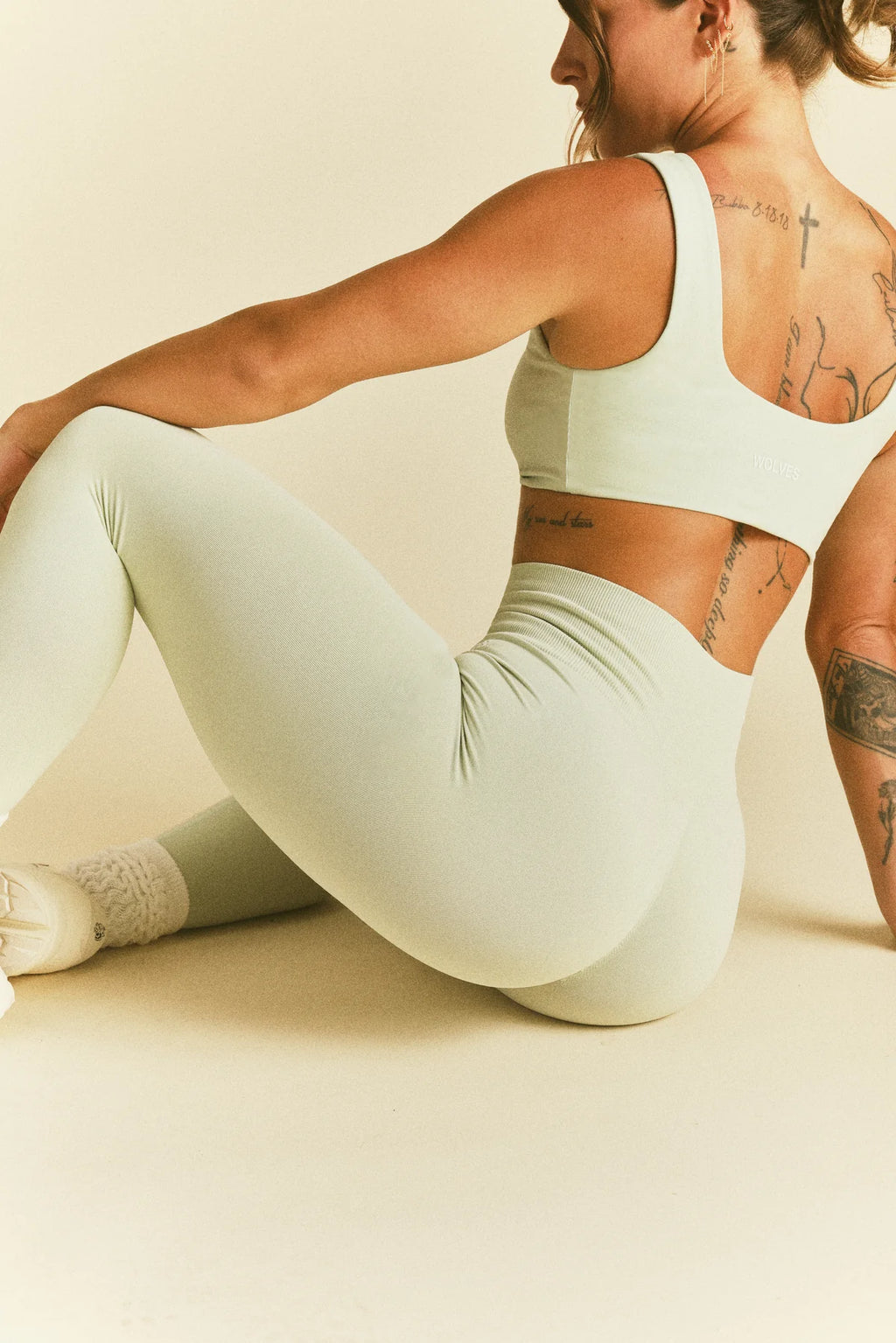 FOREVER MARK "SKYLAR" SOFT SEAMLESS LEGGINGS IN HONEYDEW
