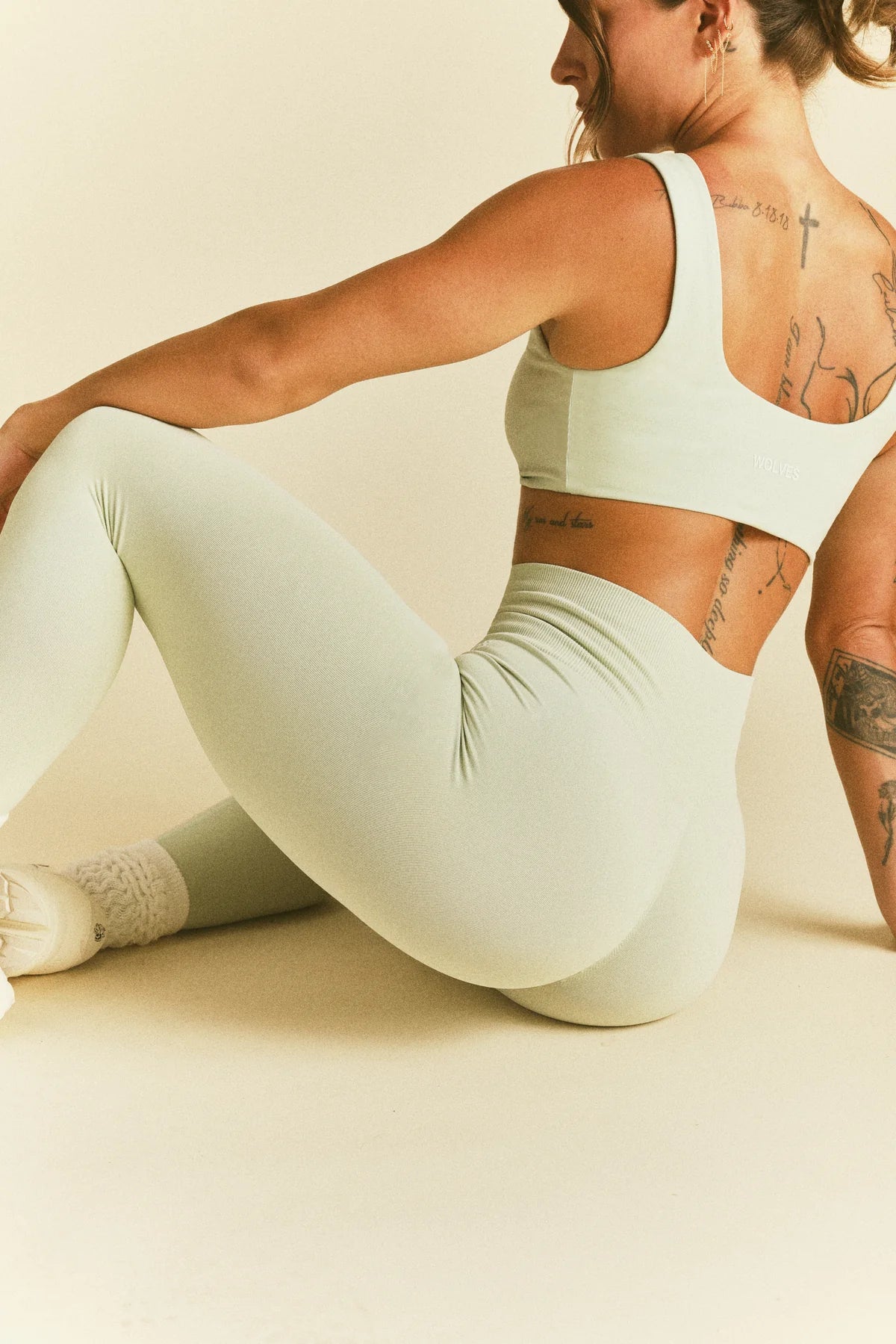 FOREVER MARK "SKYLAR" SOFT SEAMLESS LEGGINGS IN HONEYDEW