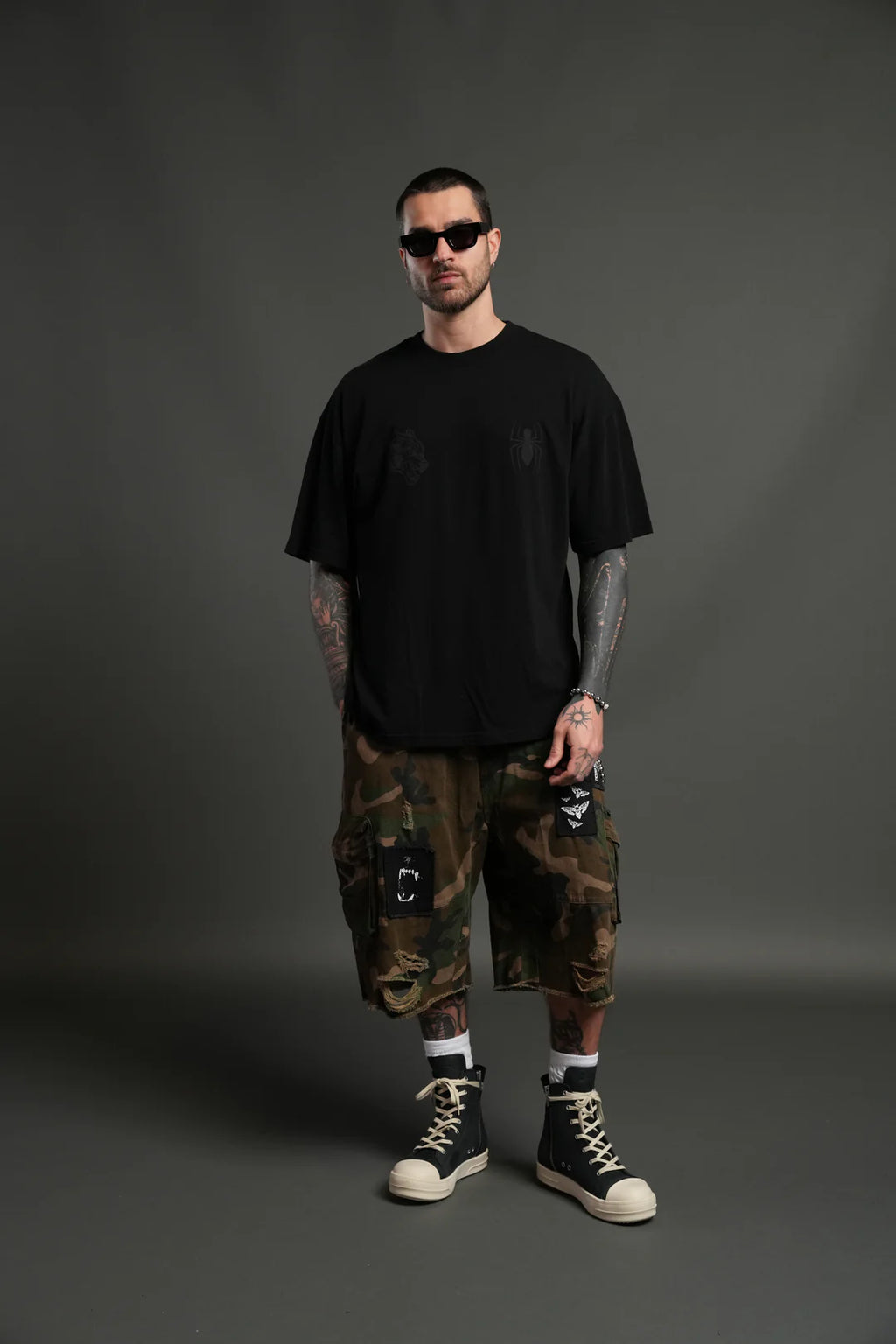 WEBS AND SHADOWS PREMIUM OVERSIZED TEE IN BLACK