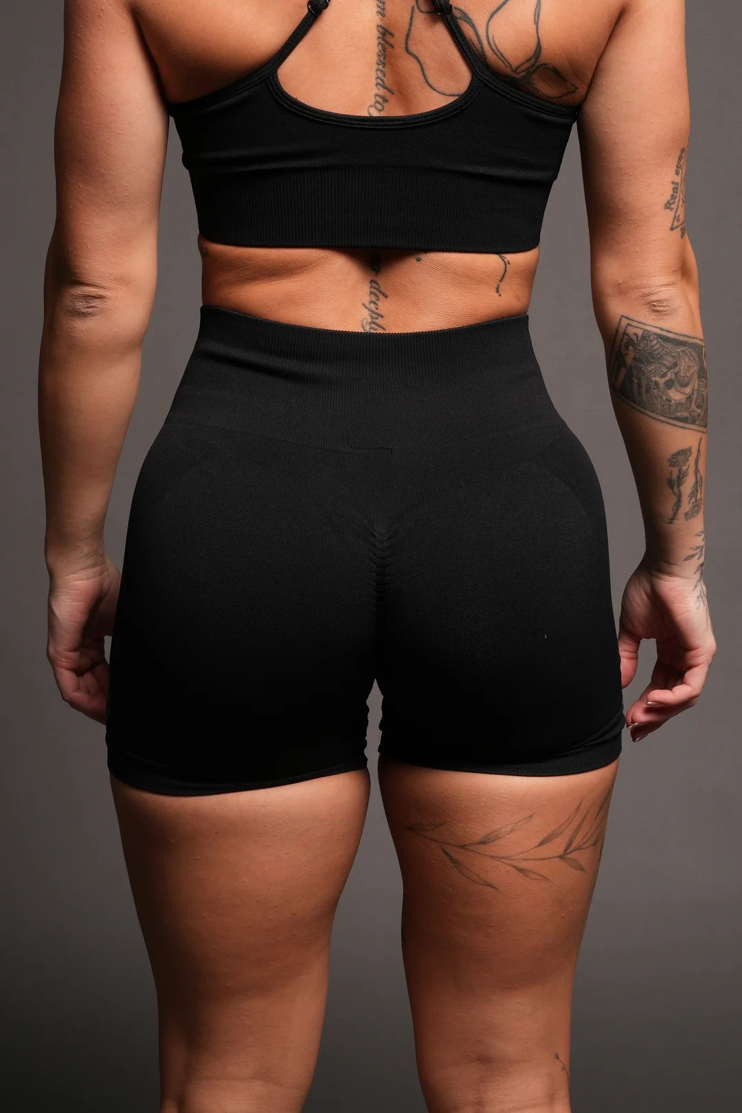 DUAL SHE WOLF SEAMLESS EVERSON TRAINING SHORTS IN BLACK