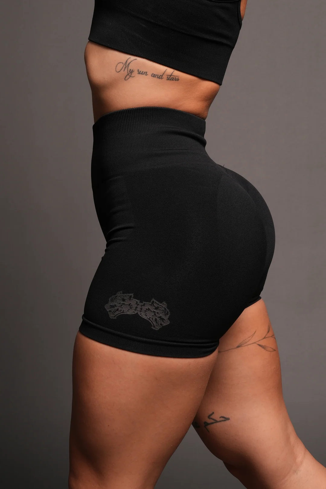 DUAL SHE WOLF SEAMLESS EVERSON TRAINING SHORTS IN BLACK