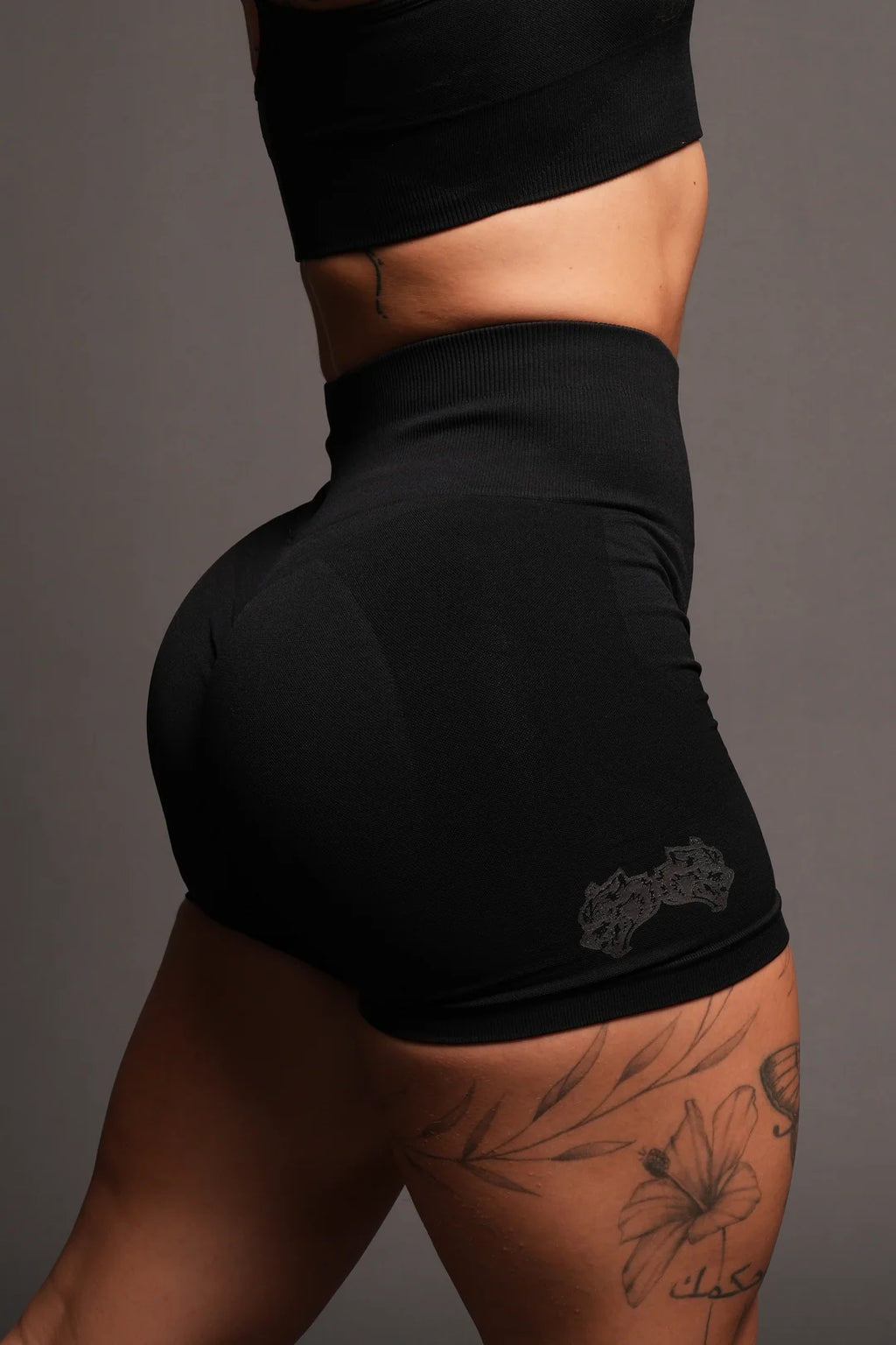 DUAL SHE WOLF SEAMLESS EVERSON TRAINING SHORTS IN BLACK
