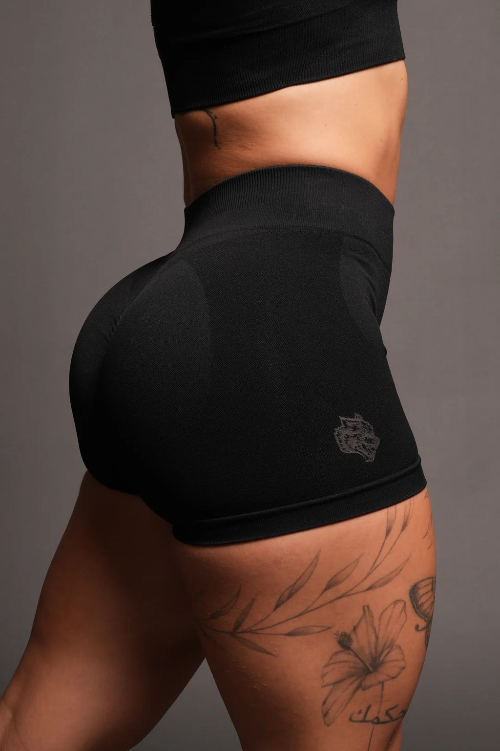DUAL SHE WOLF EVERSON SEAMLESS KATYA SHORTS IN BLACK