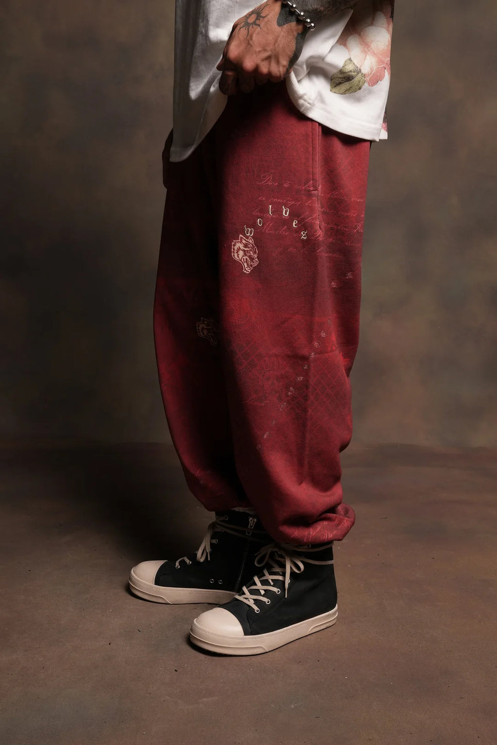 WOLVES PYRAMID LIGHTWEIGHT LOUNGER SWEAT PANTS IN ROSAS DE SANGRE