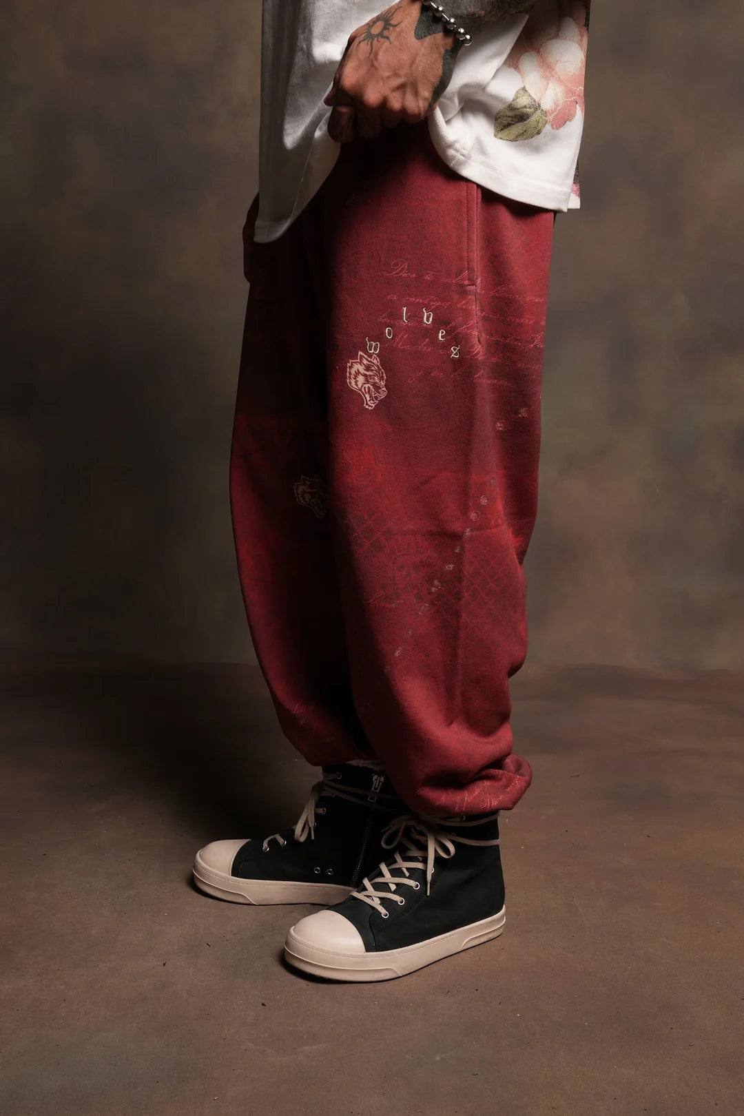 WOLVES PYRAMID LIGHTWEIGHT LOUNGER SWEAT PANTS IN ROSAS DE SANGRE