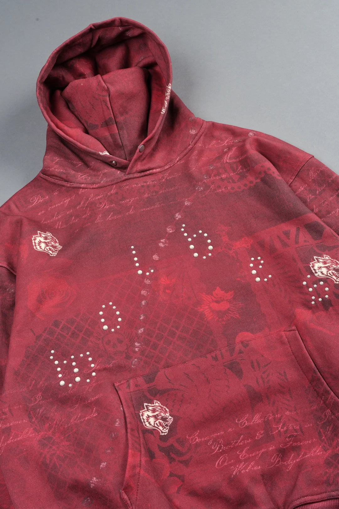 WOLVES PYRAMID PIERCE HOODIE IN ROSAS DE SANGRE