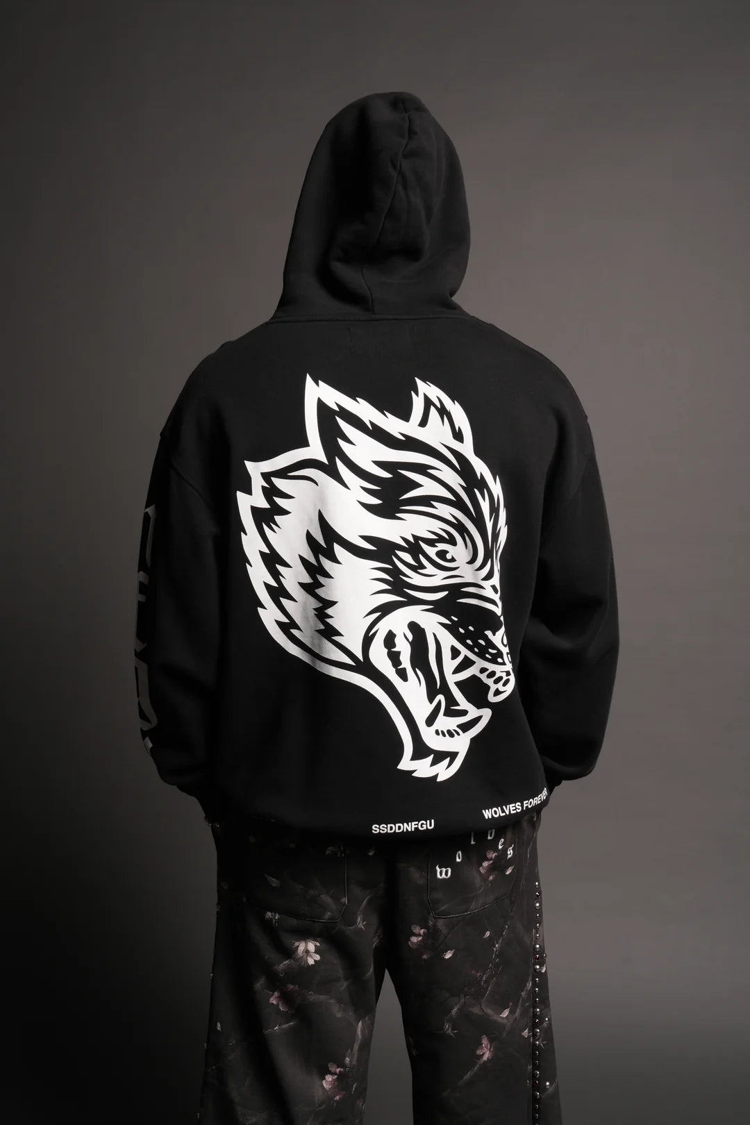BIG WOLF HEAD PIERCE HOODIE IN BLACK