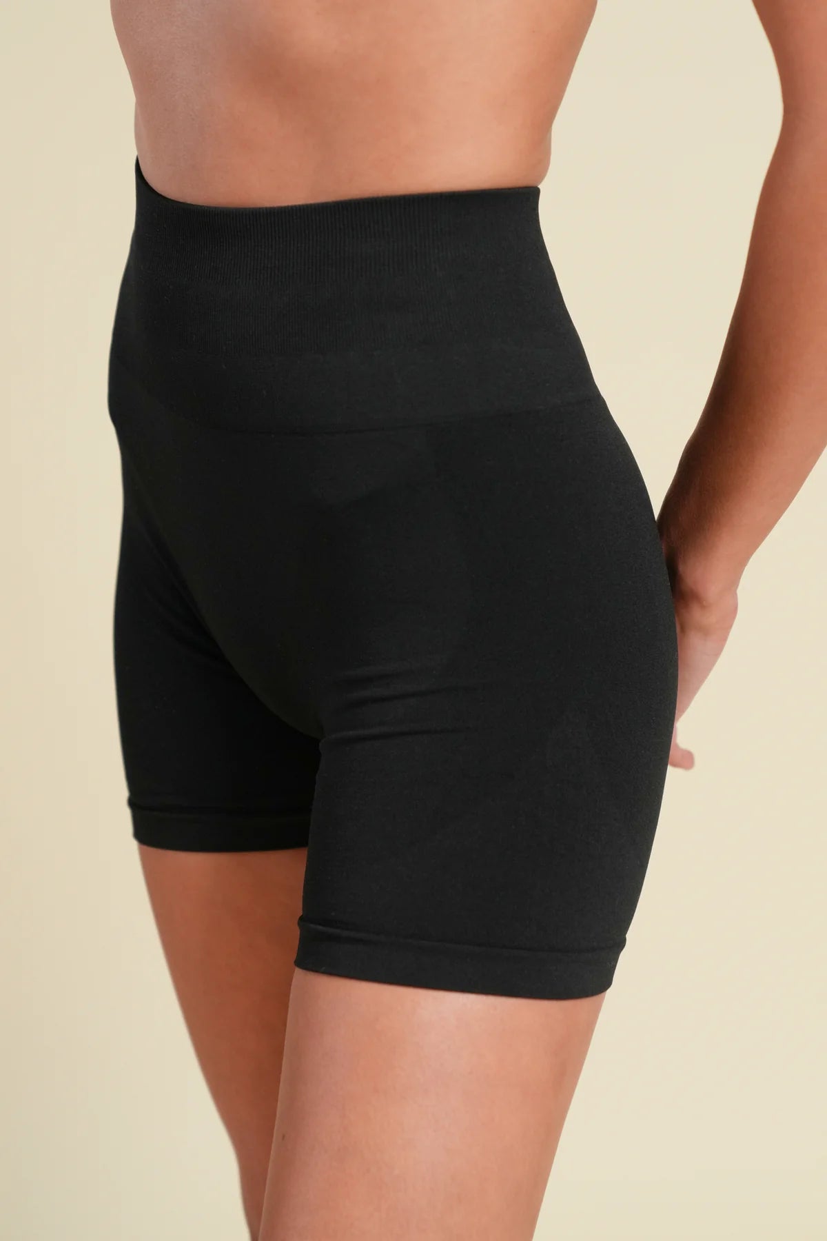WOLF "STELLA" SOFT SEAMLESS SHORTS IN BLACK