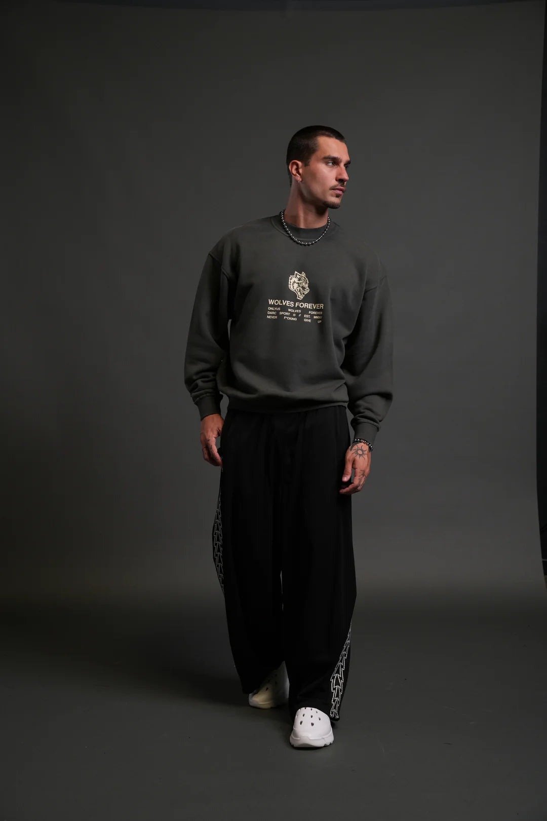 WOLVES HAVE YOUR BACK LONDON CREWNECK IN WOLF GRAY HALO WASH