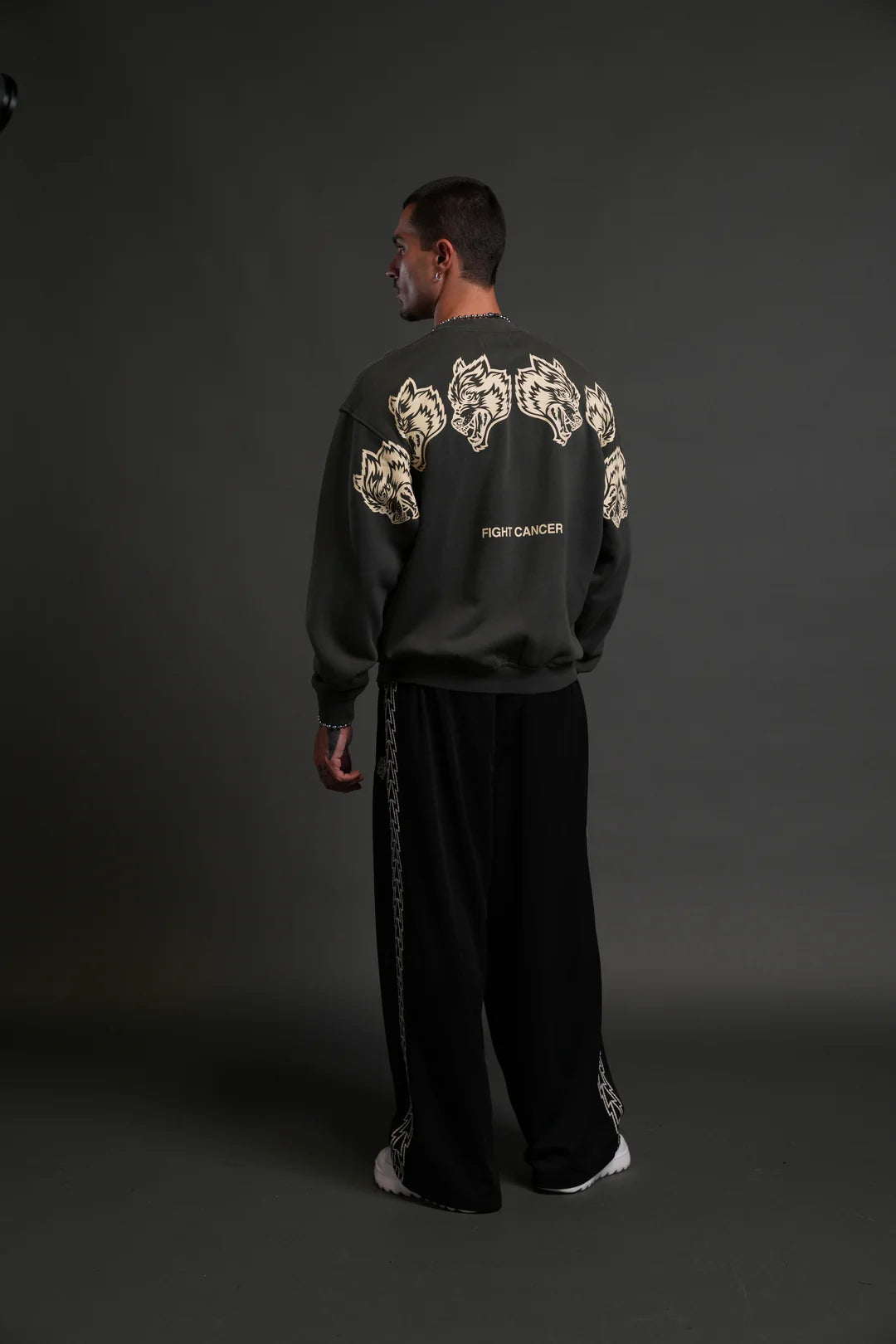 WOLVES HAVE YOUR BACK LONDON CREWNECK IN WOLF GRAY HALO WASH